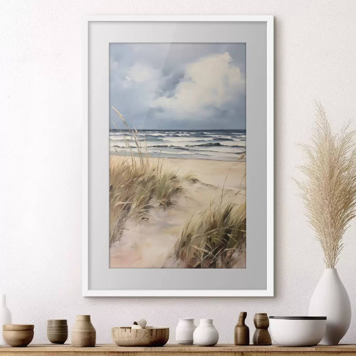 Poster Ein Sandstrand mit hohem Gras im Vordergrund, das Meer mit Wellen und ein bewölkter Himmel im Hintergrund f45173