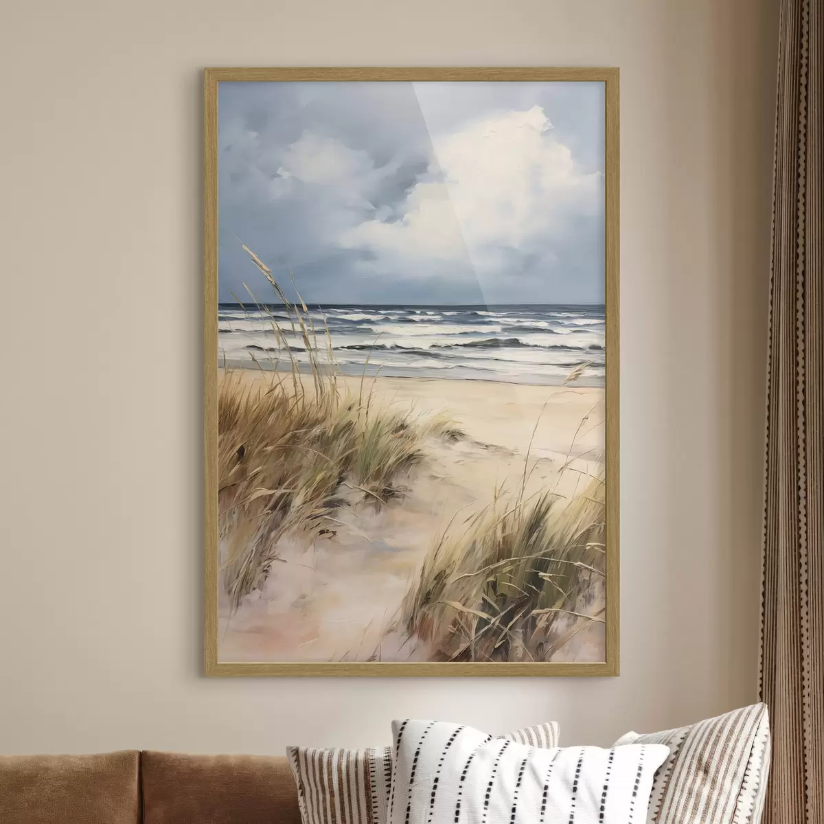 Poster Ein Sandstrand mit hohem Gras im Vordergrund, das Meer mit Wellen und ein bewölkter Himmel im Hintergrund f45173