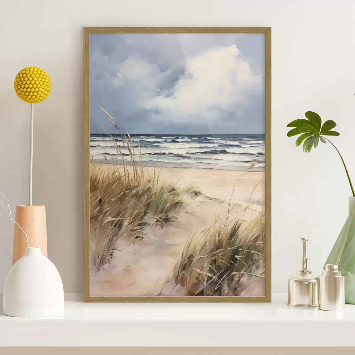 Poster Ein Sandstrand mit hohem Gras im Vordergrund, das Meer mit Wellen und ein bewölkter Himmel im Hintergrund f45173