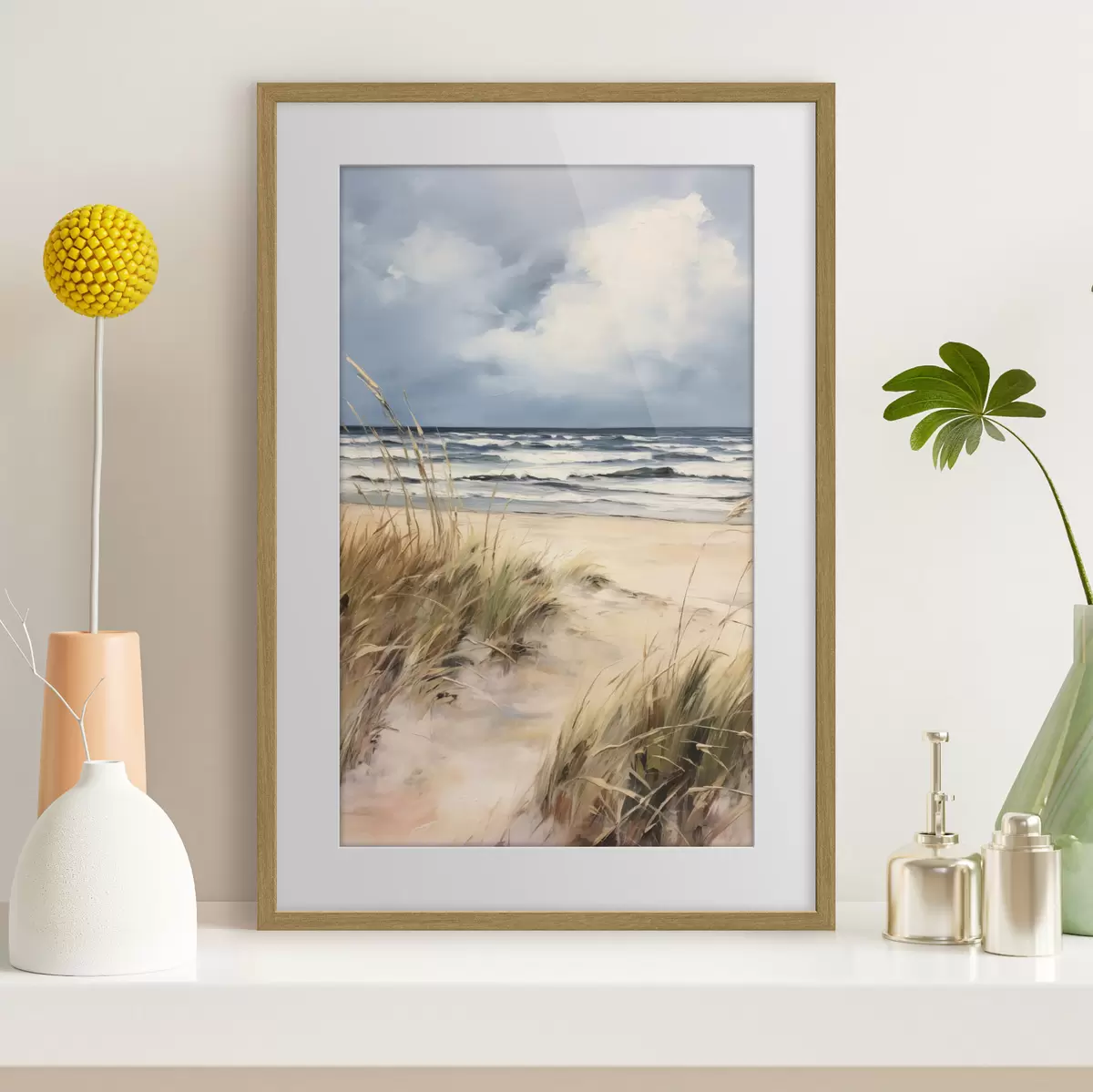 Poster Ein Sandstrand mit hohem Gras im Vordergrund, das Meer mit Wellen und ein bewölkter Himmel im Hintergrund f45173