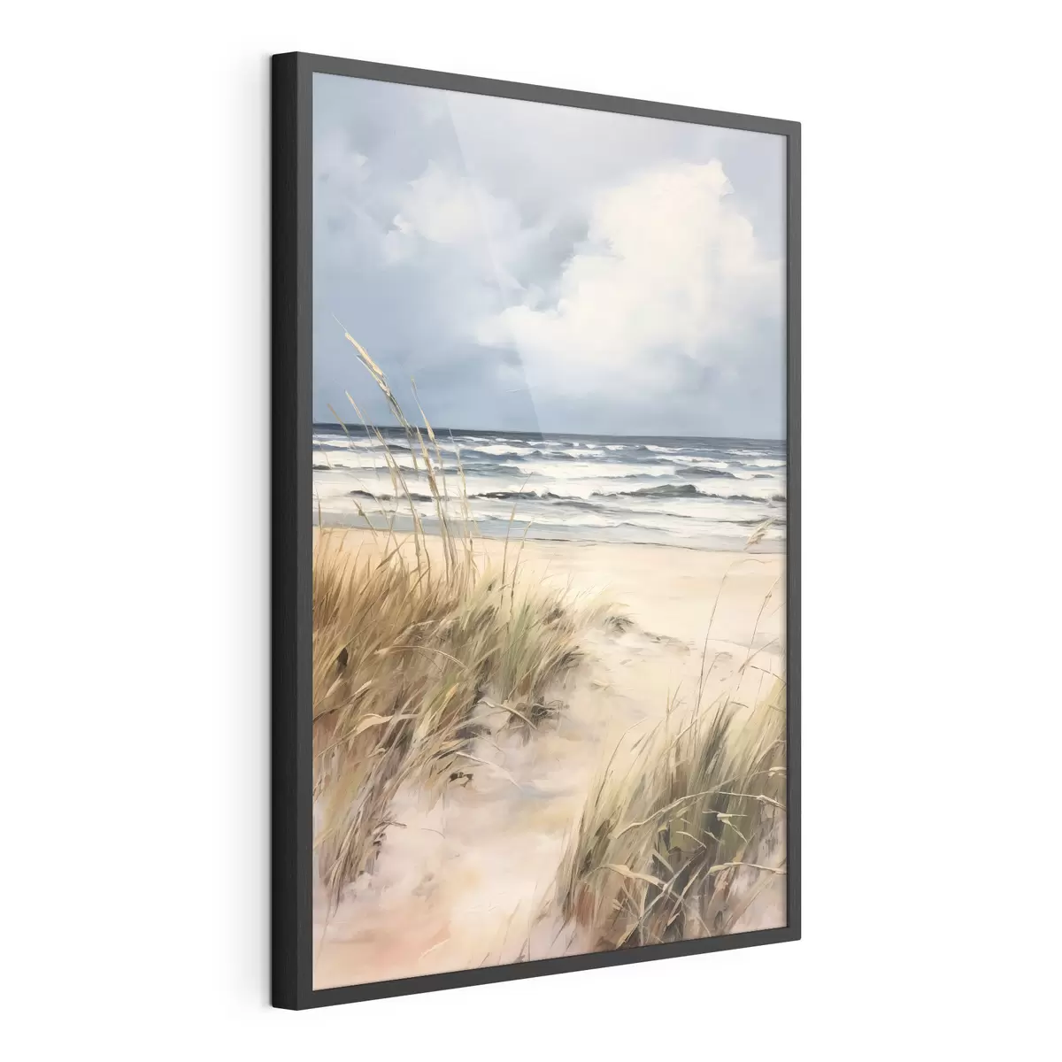 Poster Ein Sandstrand mit hohem Gras im Vordergrund, das Meer mit Wellen und ein bewölkter Himmel im Hintergrund f45173