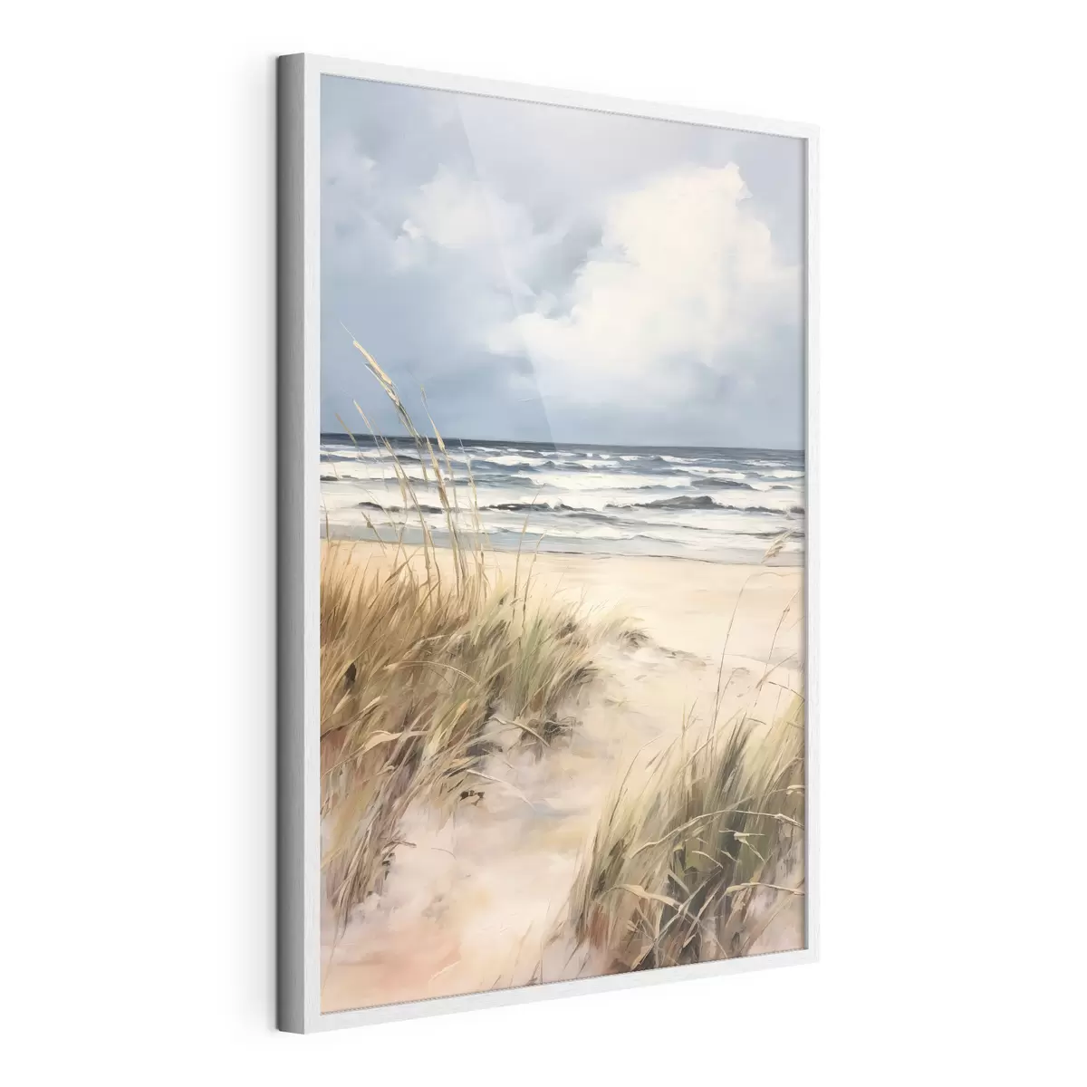 Poster Ein Sandstrand mit hohem Gras im Vordergrund, das Meer mit Wellen und ein bewölkter Himmel im Hintergrund f45173