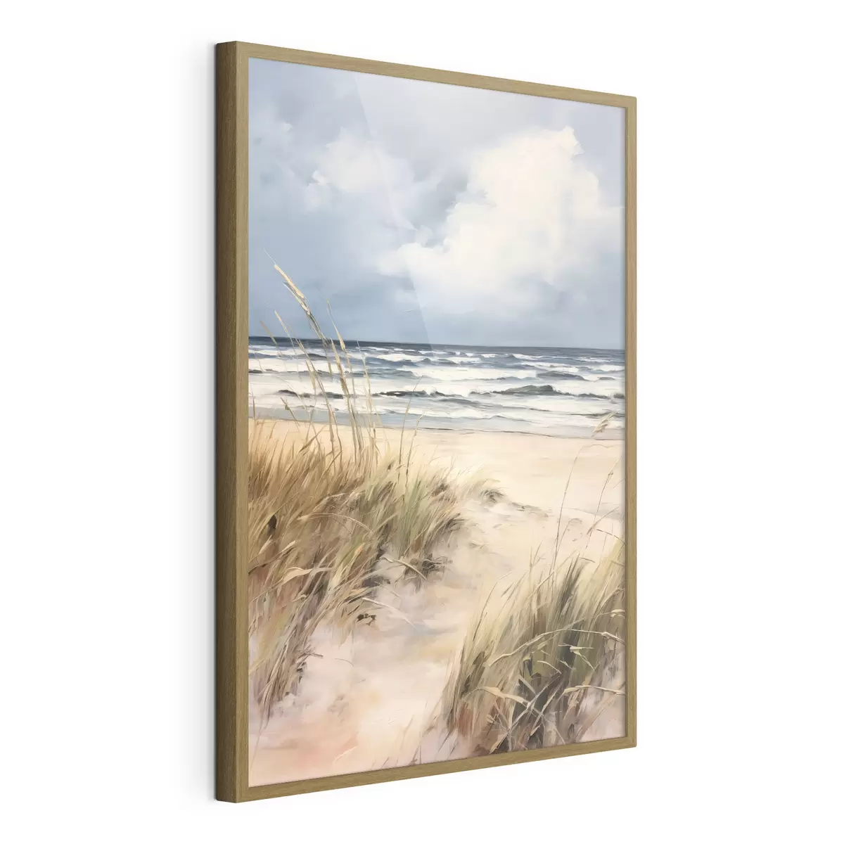 Poster Ein Sandstrand mit hohem Gras im Vordergrund, das Meer mit Wellen und ein bewölkter Himmel im Hintergrund f45173