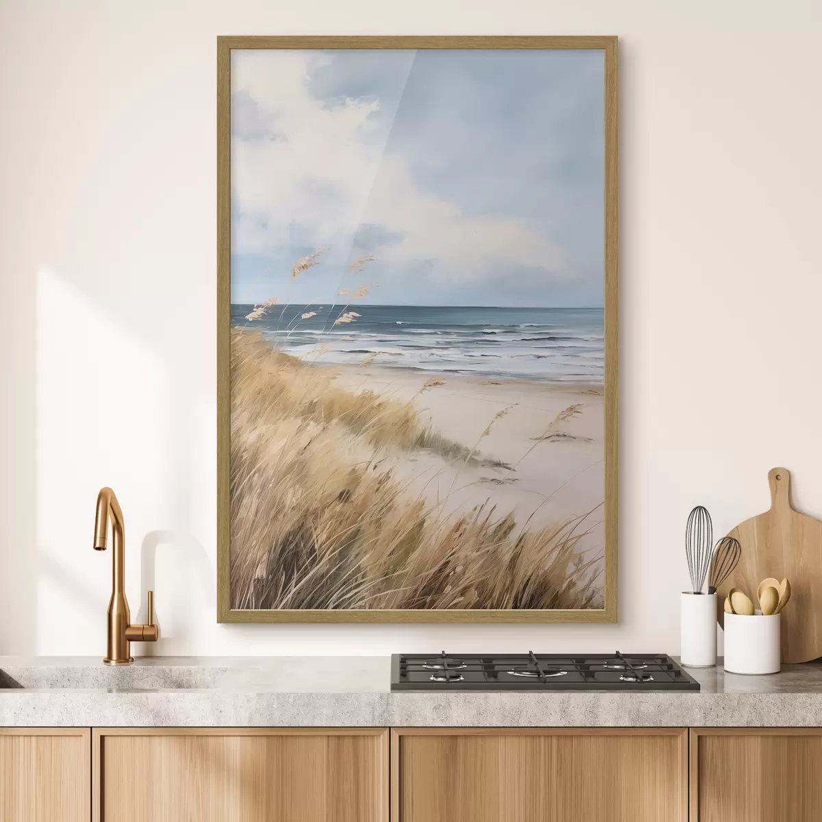 Poster Ein Sandstrand mit hohem Gras im Vordergrund, das Meer mit Wellen und ein bewölkter Himmel im Hintergrund f45174