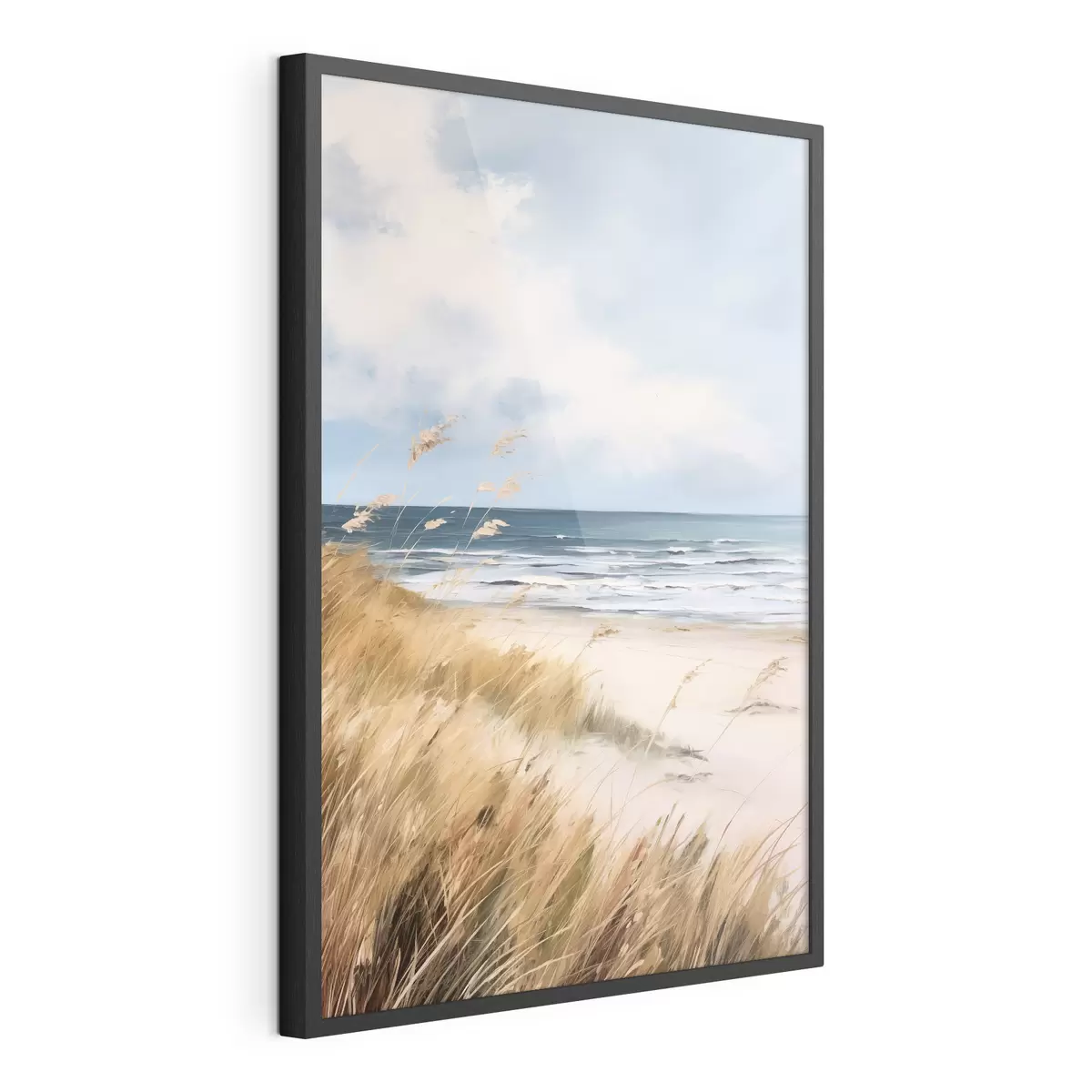 Poster Ein Sandstrand mit hohem Gras im Vordergrund, das Meer mit Wellen und ein bewölkter Himmel im Hintergrund f45174