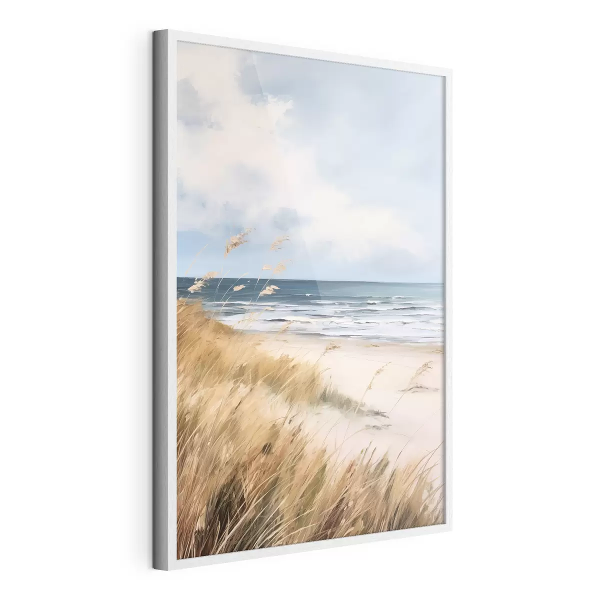 Poster Ein Sandstrand mit hohem Gras im Vordergrund, das Meer mit Wellen und ein bewölkter Himmel im Hintergrund f45174
