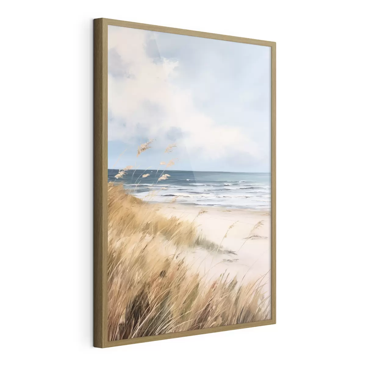 Poster Ein Sandstrand mit hohem Gras im Vordergrund, das Meer mit Wellen und ein bewölkter Himmel im Hintergrund f45174