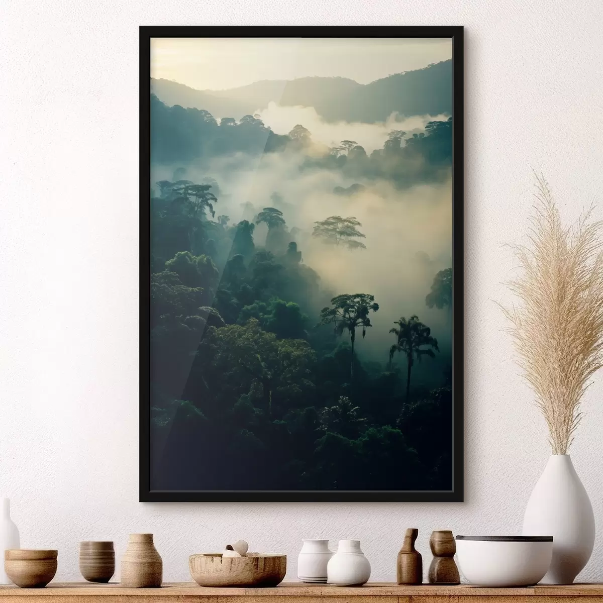 Poster Tropischer Regenwald mit üppig grünen Bäumen und einer dicken Nebelschicht, die eine stimmungsvolle Umgebung schafft f45190