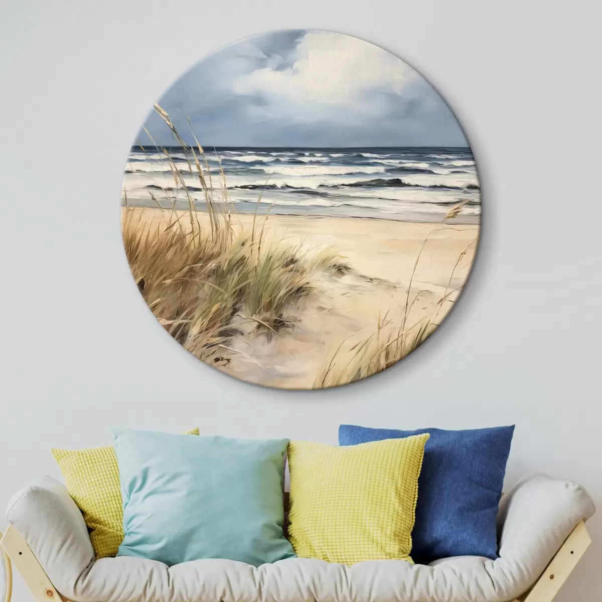Runde Wandbilder Ein Sandstrand mit hohem Gras im Vordergrund, das Meer mit Wellen und ein bewölkter Himmel im Hintergrund r45173
