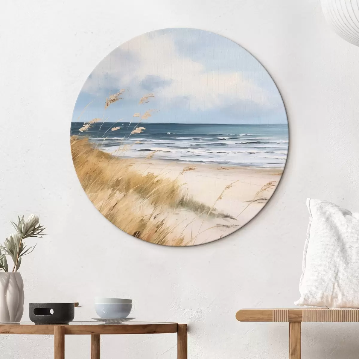 Runde Wandbilder Ein Sandstrand mit hohem Gras im Vordergrund, das Meer mit Wellen und ein bewölkter Himmel im Hintergrund r45174