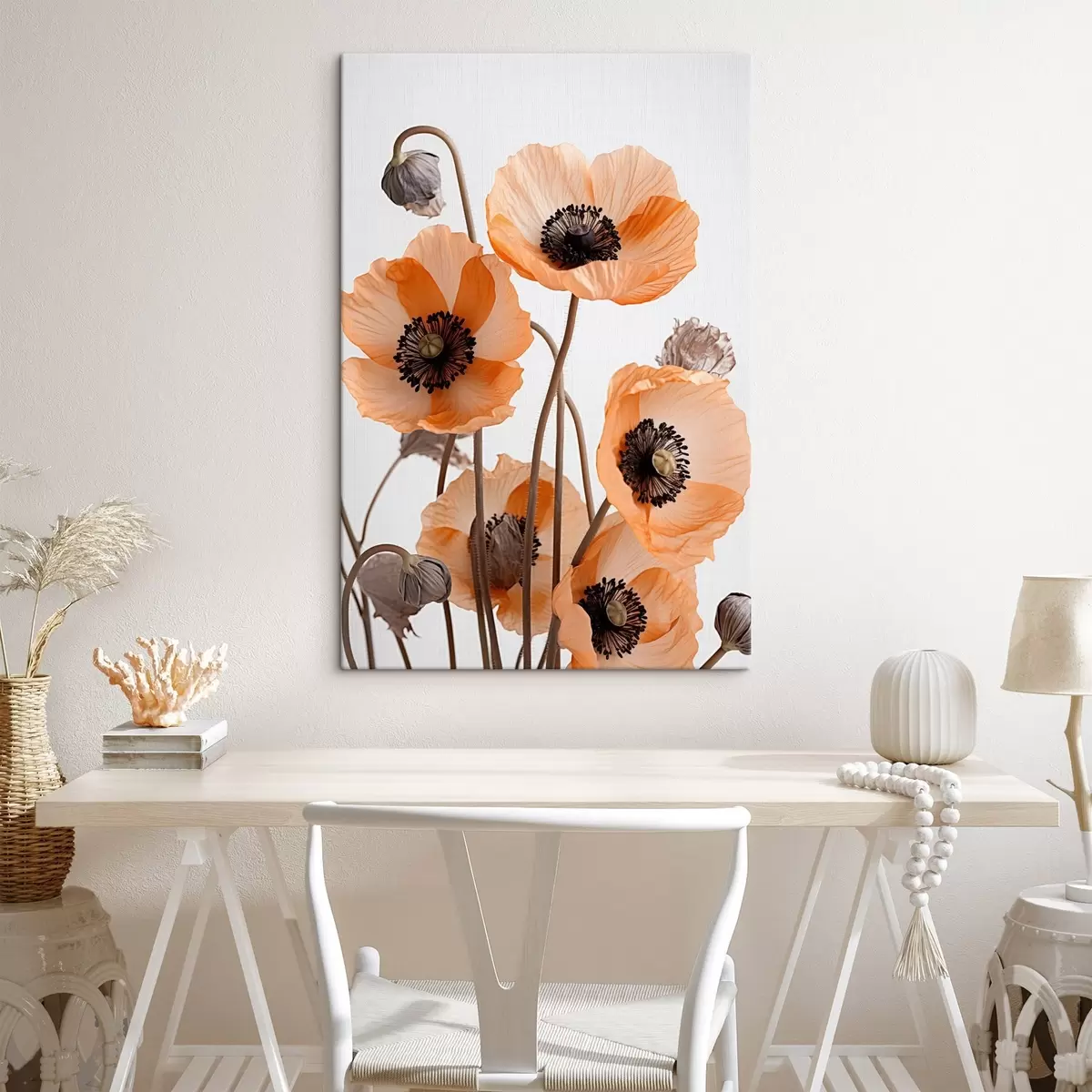Fototapete Orangefarbene Mohnblumen, getrocknete Blumen vor einem hellen Hintergrund, weiche Beleuchtung, zarte Blütenblätter, Blumenarrangement s45167