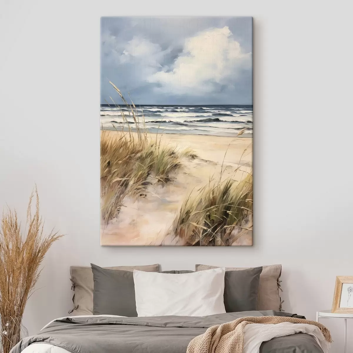 Fototapete Ein Sandstrand mit hohem Gras im Vordergrund, das Meer mit Wellen und ein bewölkter Himmel im Hintergrund s45173