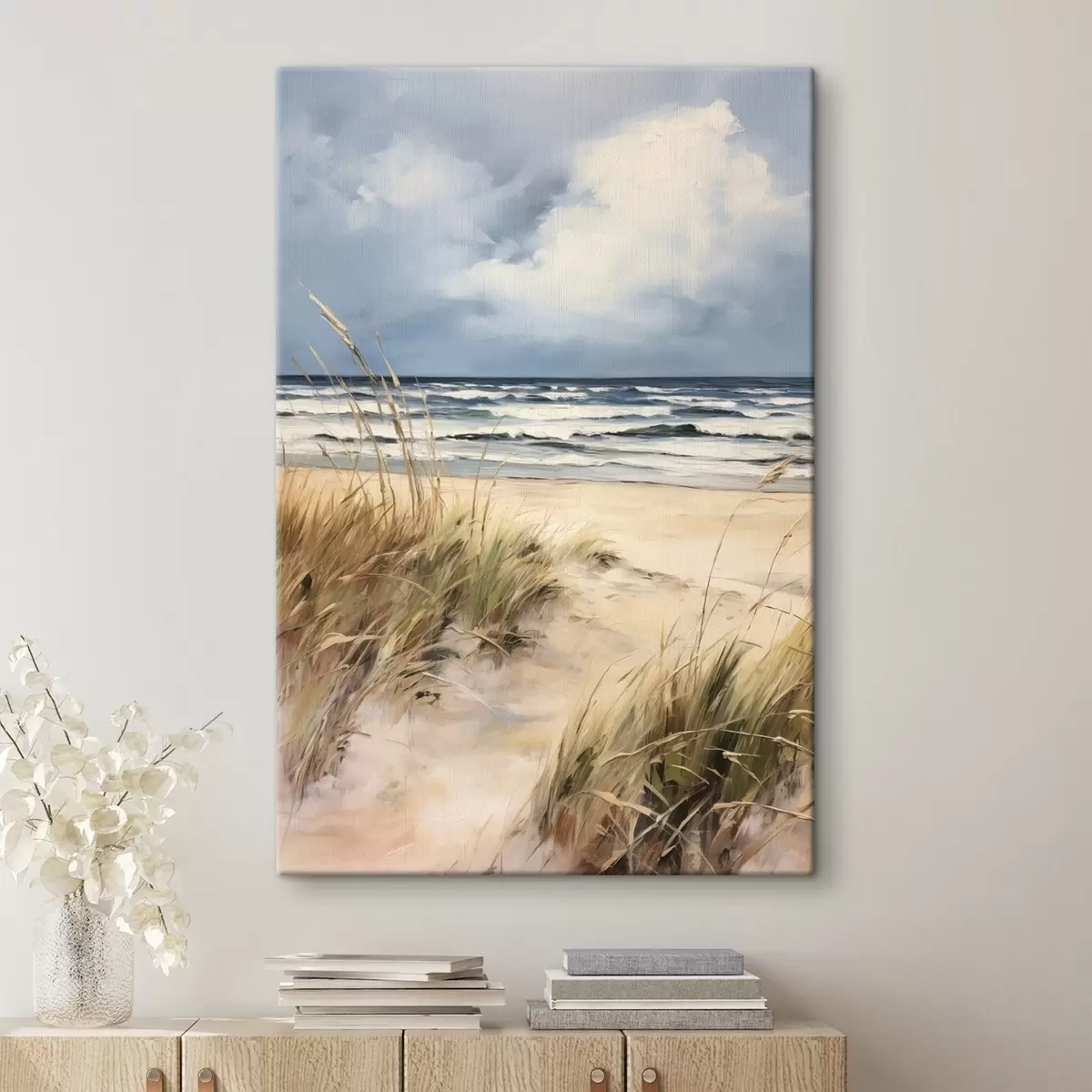 Fototapete Ein Sandstrand mit hohem Gras im Vordergrund, das Meer mit Wellen und ein bewölkter Himmel im Hintergrund s45173