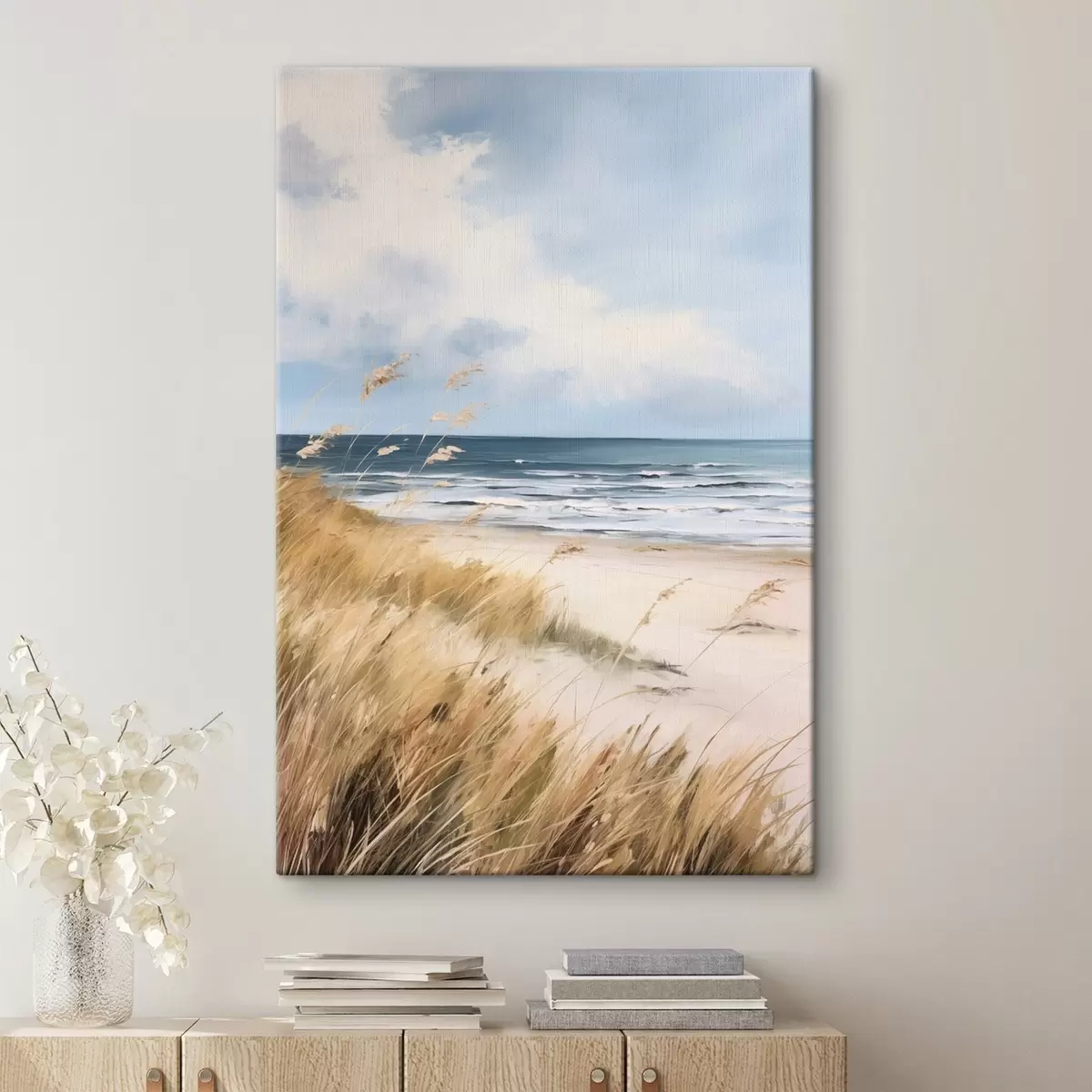 Fototapete Ein Sandstrand mit hohem Gras im Vordergrund, das Meer mit Wellen und ein bewölkter Himmel im Hintergrund s45174