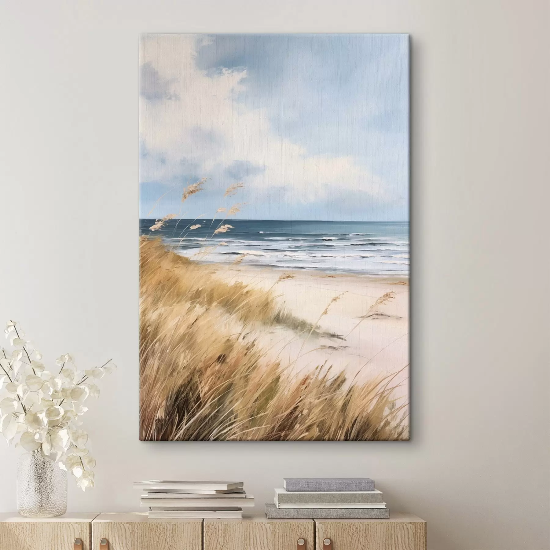 Fototapete Ein Sandstrand mit hohem Gras im Vordergrund, das Meer mit Wellen und ein bewölkter Himmel im Hintergrund s45174