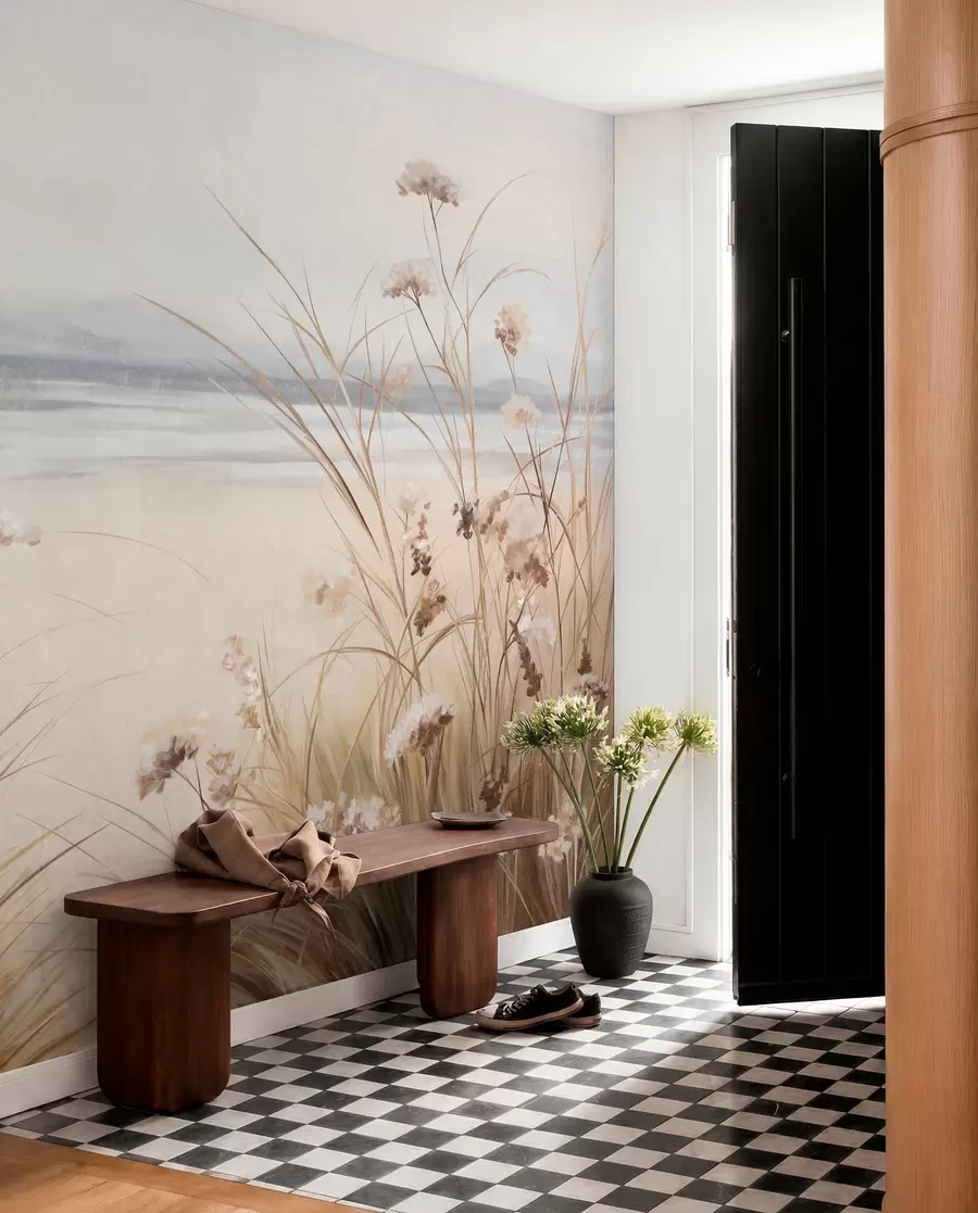 Fototapete Ein Weizenfeld mit weißen Blumen im Vordergrund, ein Strand und das Meer im Hintergrund, neutrale, gedämpfte Pastellfarben w09298