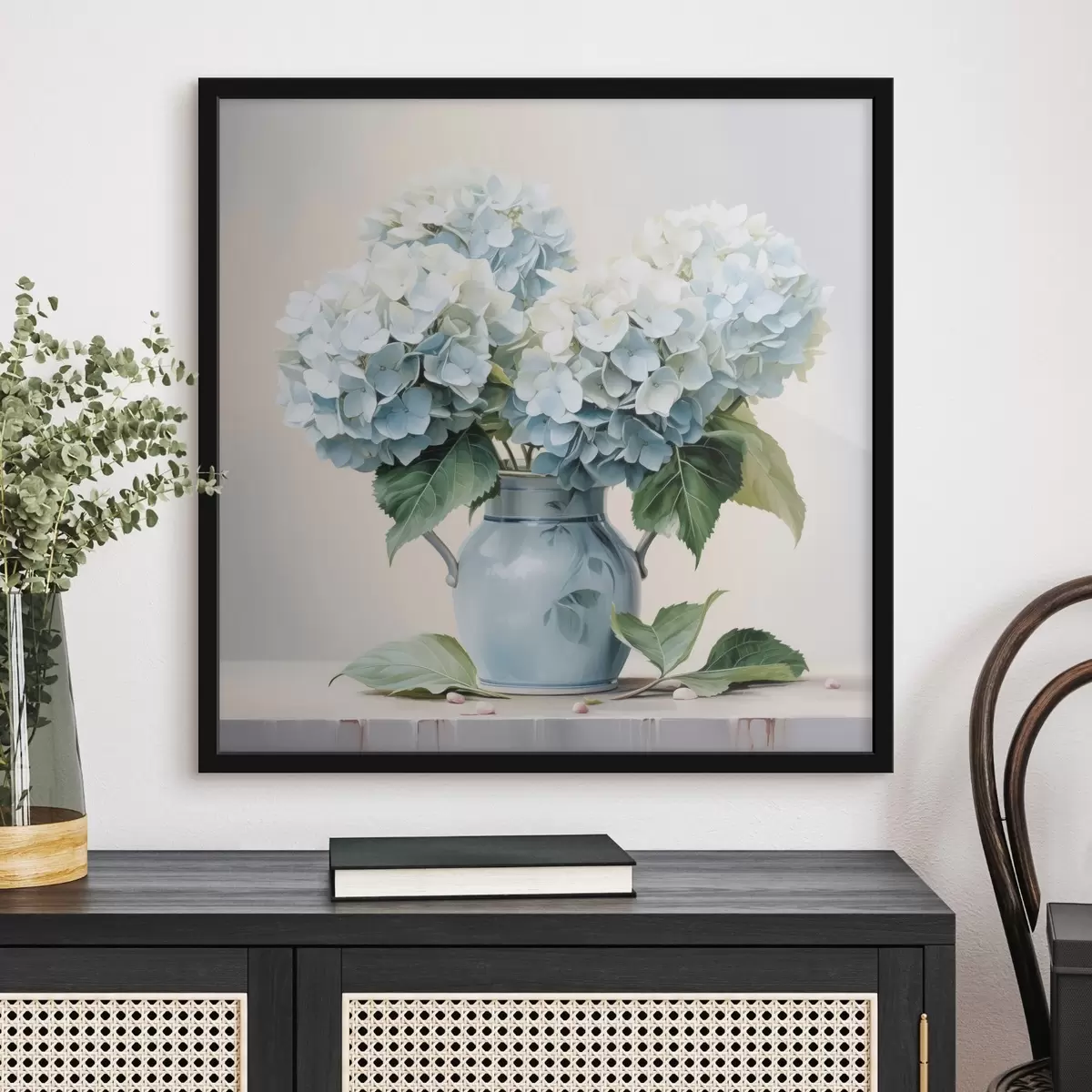 Poster Frische Hortensien in einer blauen Vase auf hellem Hintergrund f45043