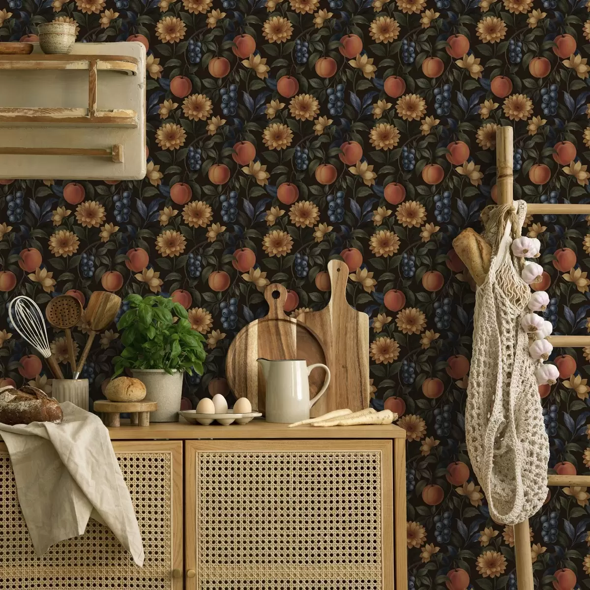 Tapete Früchte und goldene Blumen auf dunklem botanischem Hintergrund a00395