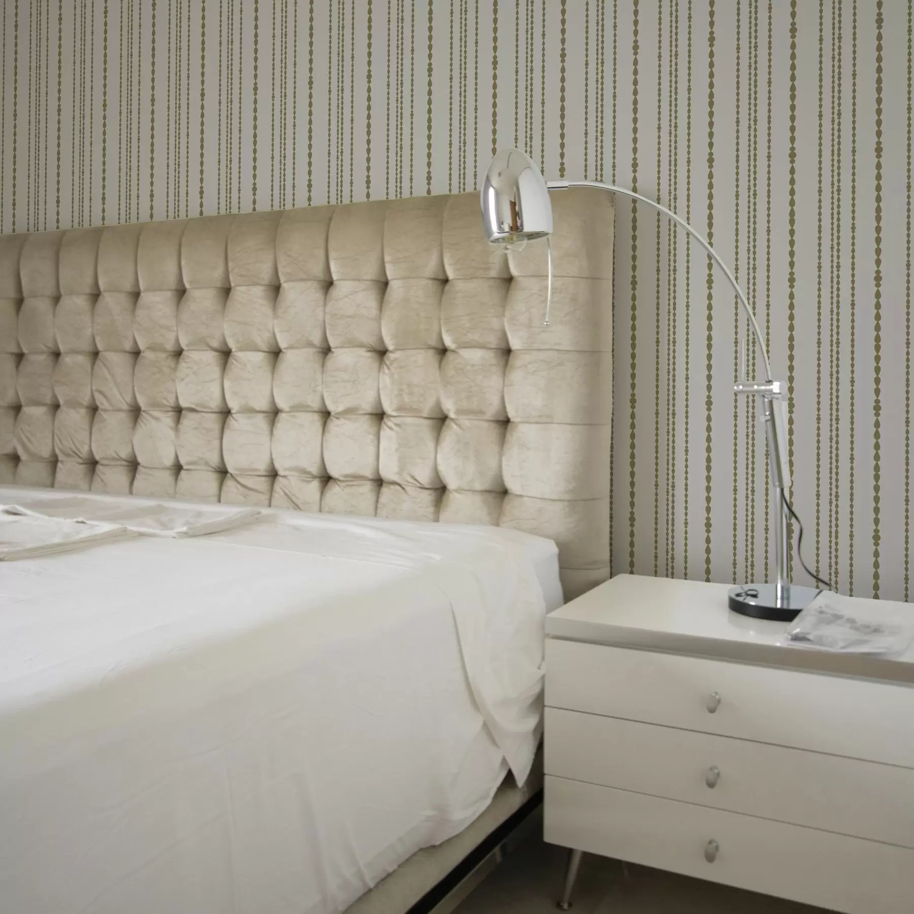 Fototapete Minimalistisches Muster in Form von goldenen Tropfen in einem vertikalen Streifen a00448