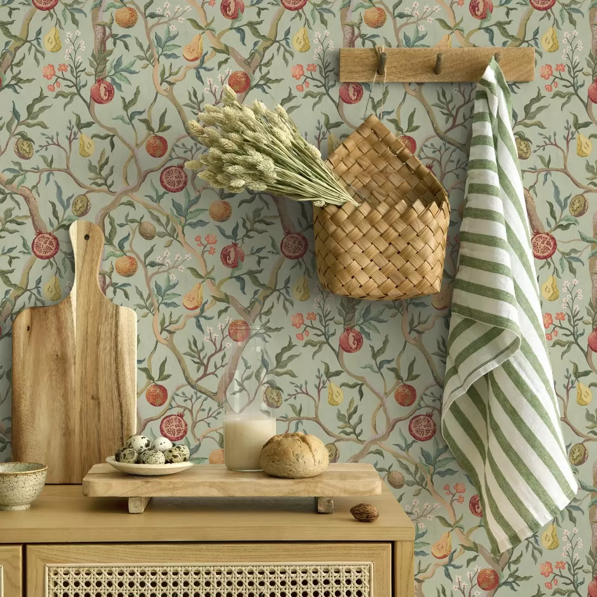 Tapete Granatapfelfrüchte, Birnen und Blumen auf einem blassgrünen Hintergrund a00465