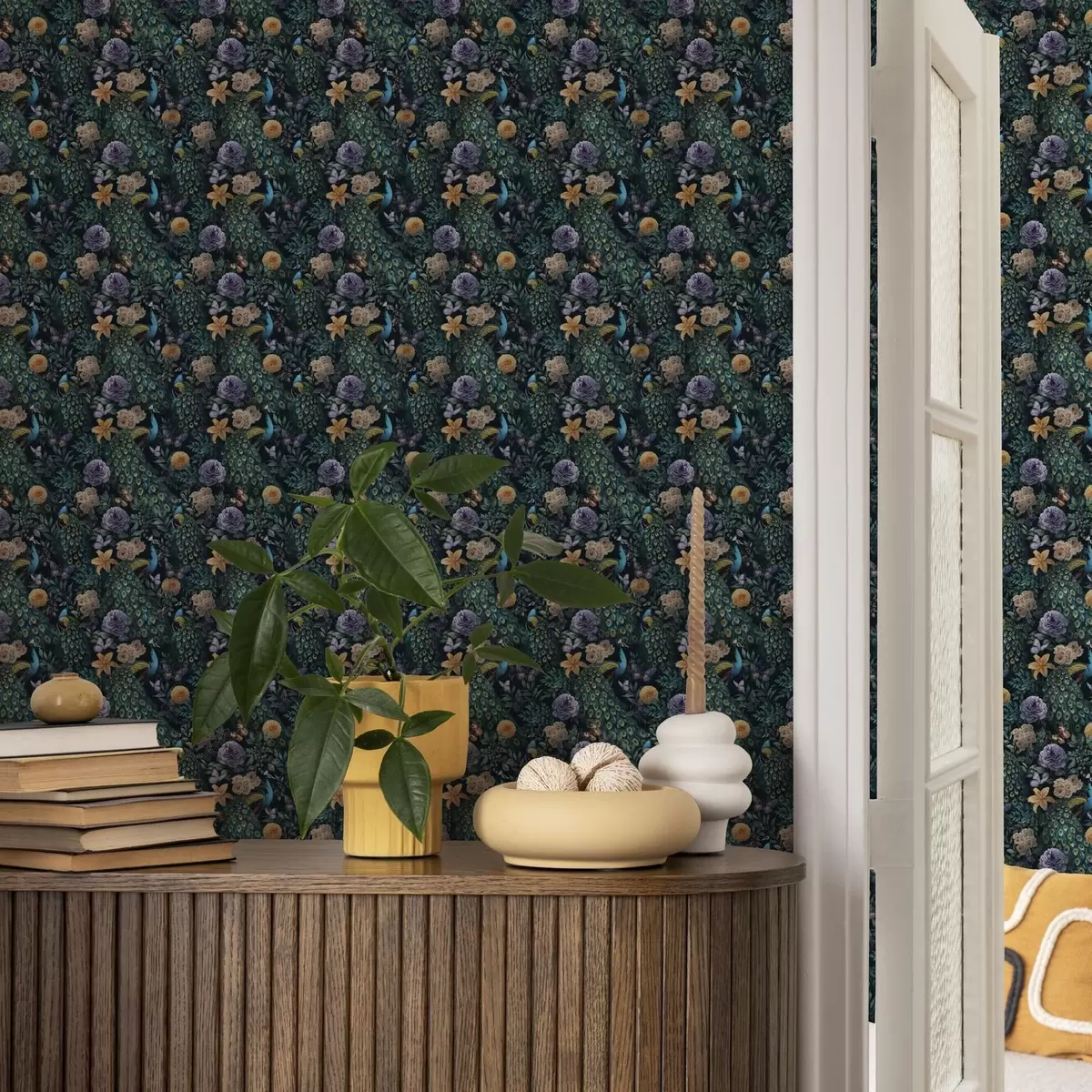 Tapete Pfaue zwischen dunklen Blumen und Schmetterlingen a00348