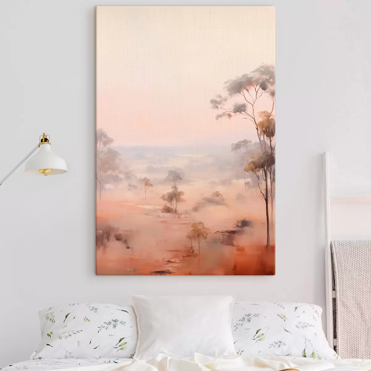 Fototapete Eine Landschaft mit Sträuchern und Bäumen in Pastelltönen von Rosa, Orange und Braun, mit Bergen im Hintergrund s45554
