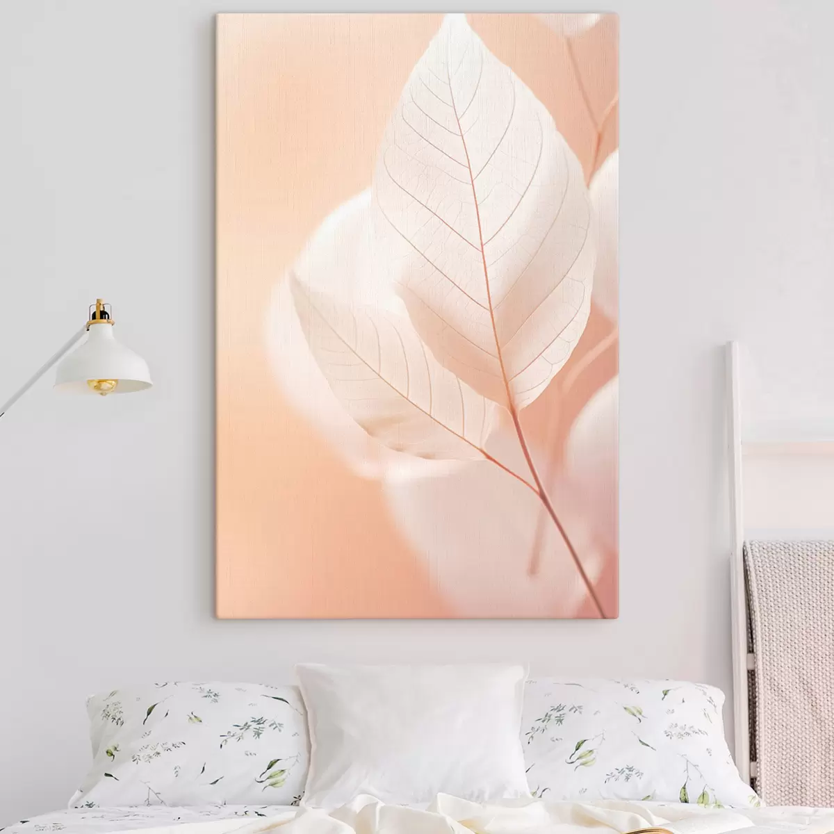 Fototapete Zarte, durchscheinende Blätter mit verschlungenen Adermustern, sanfter pfirsichfarbener Hintergrund, minimalistische botanische Komposition s45555