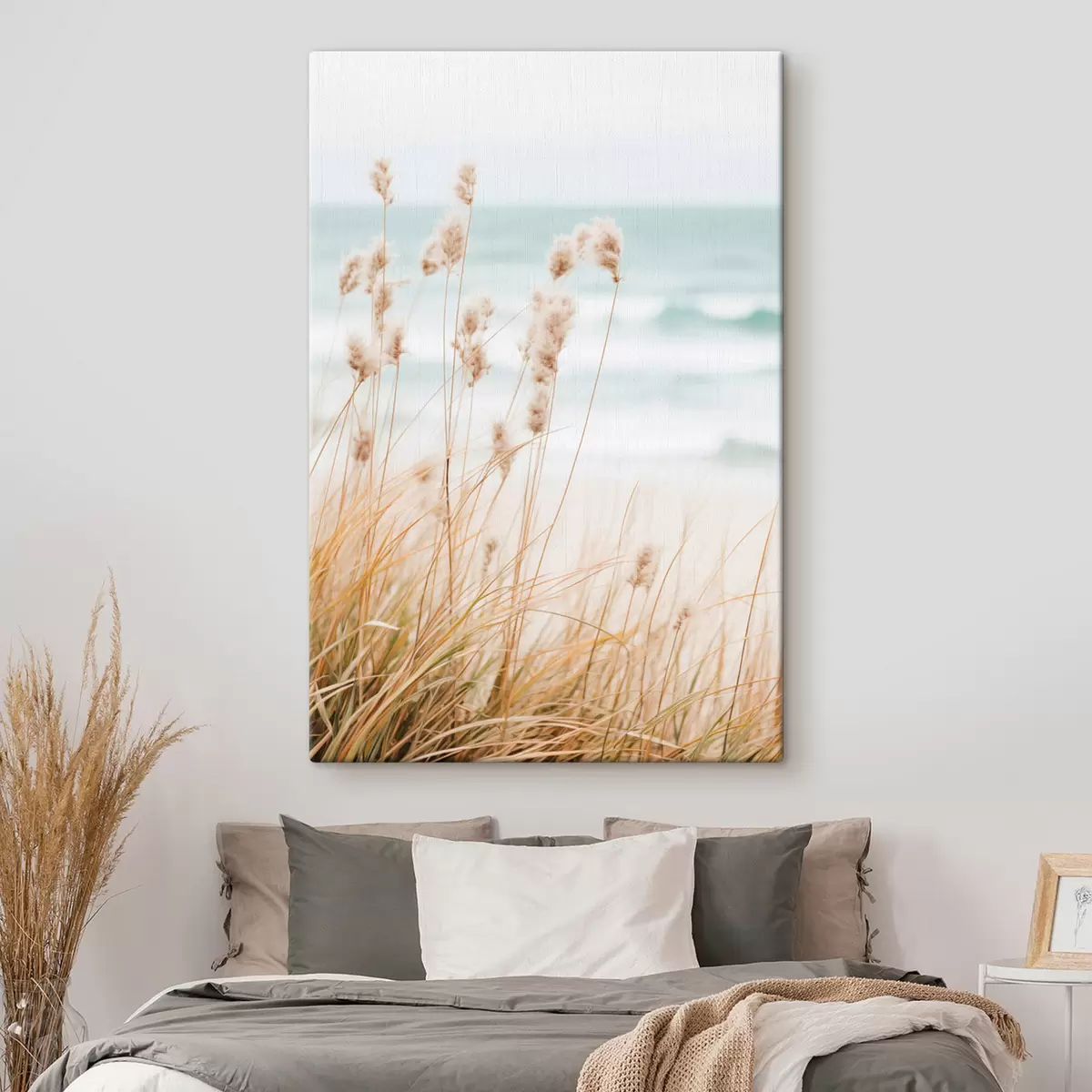 Fototapete Hohes Gras mit flauschigen Samenköpfen, Sandstrand und Meereswellen im Hintergrund, weiche und gedämpfte Farbpalette s45561