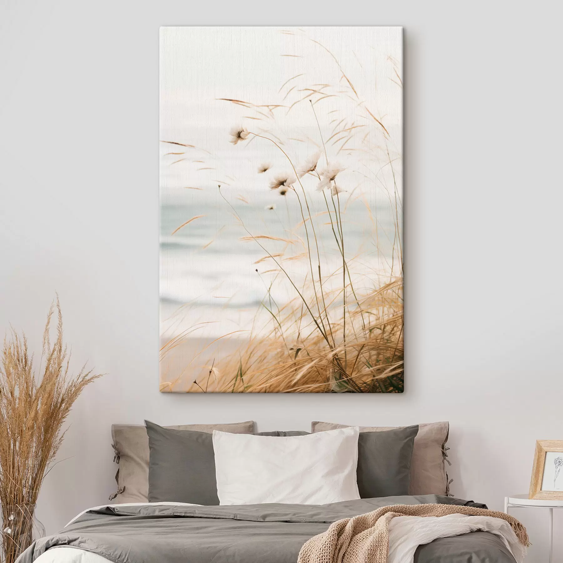 Fototapete Etwas Baumwollgras und anderes trockenes Gras vor einem verschwommenen Meer, weiche und gedämpfte Farbpalette s45562