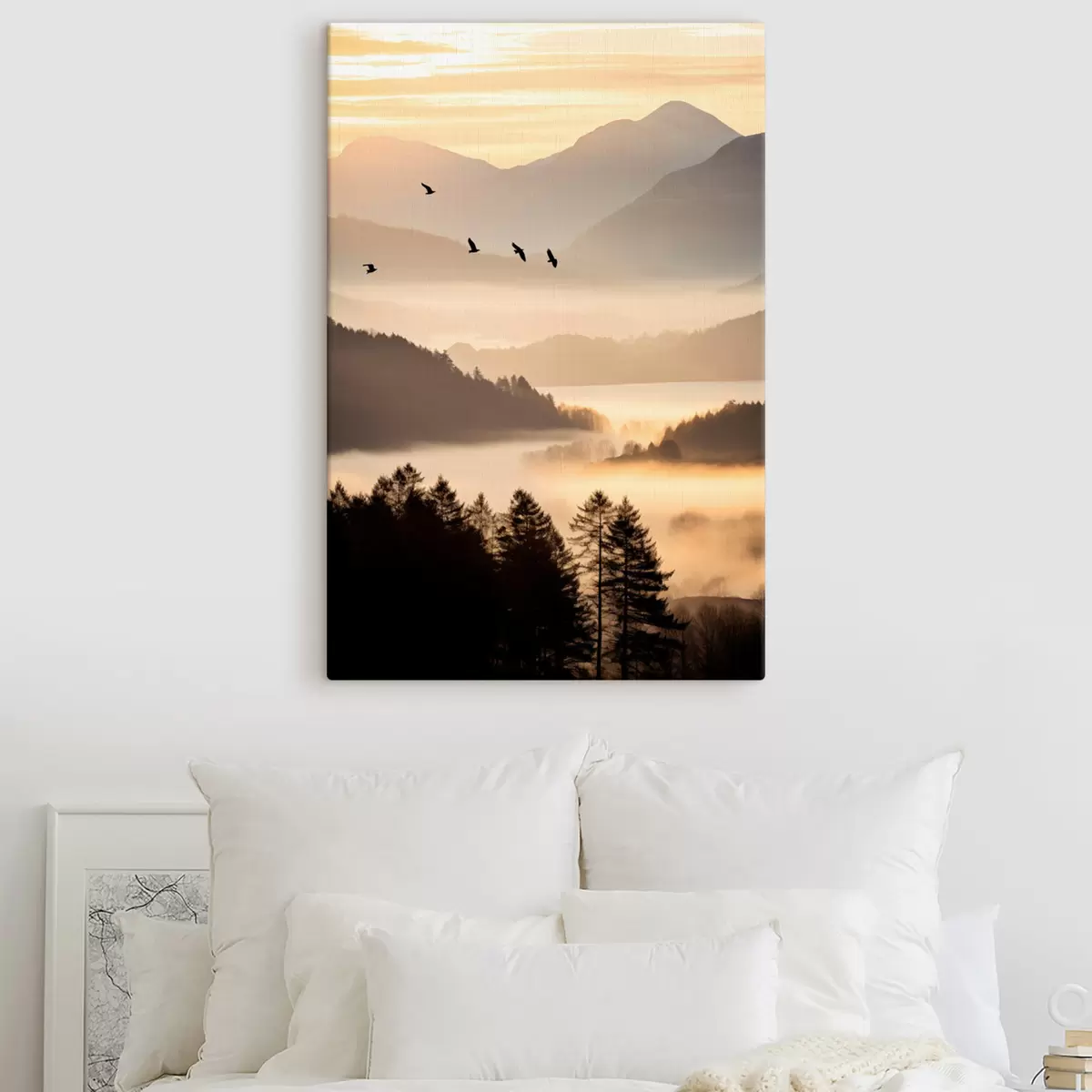 Fototapete Eine Berglandschaft mit einem Wald und Vögeln fliegen in den Himmel, alle in einer dicken Schicht von Nebel während des Sonnenaufgangs bedeckt s45564