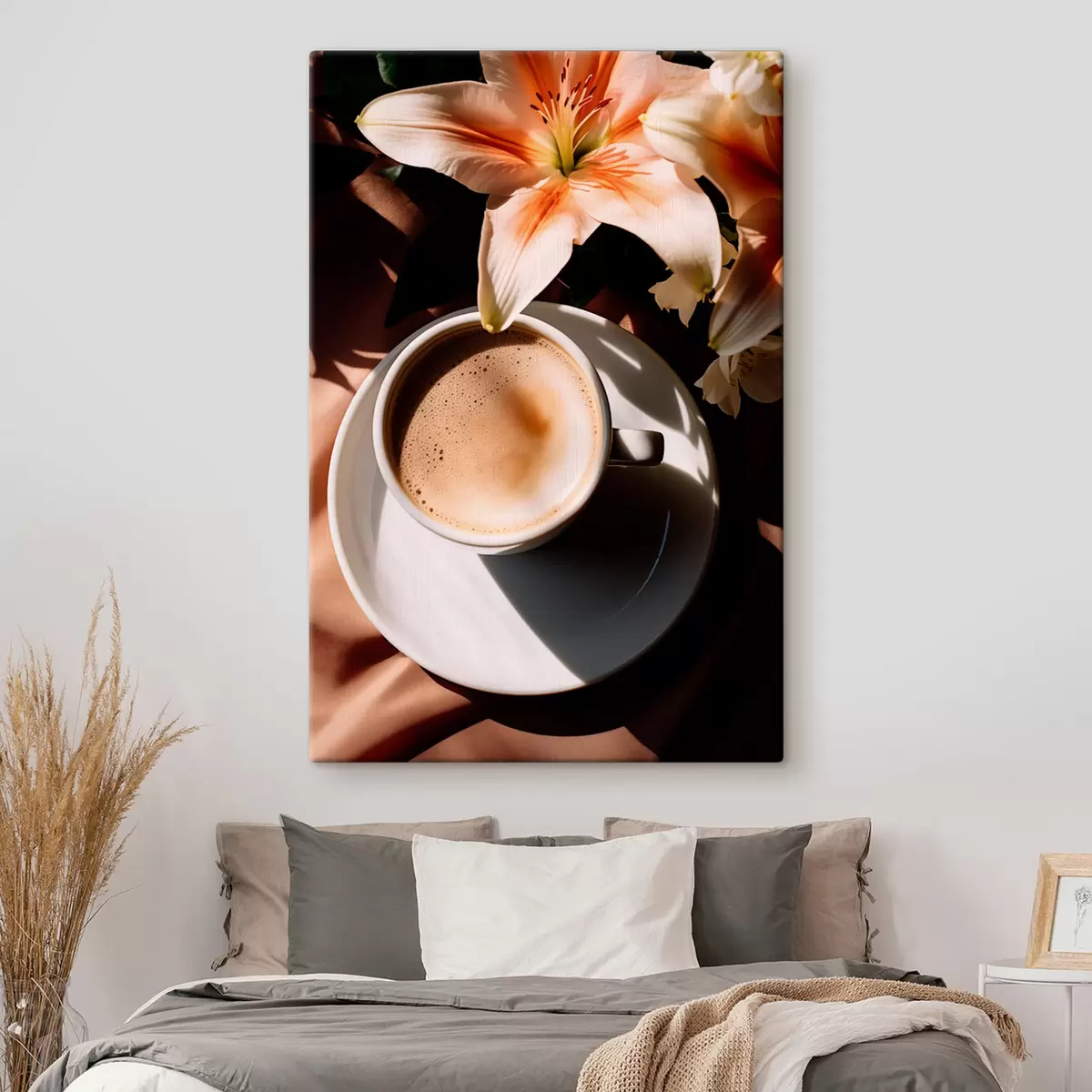 Fototapete Eine Tasse Kaffee mit Schaum auf einem weißen Teller, einige Blumen im Hintergrund, mit Sonnenlicht s45569