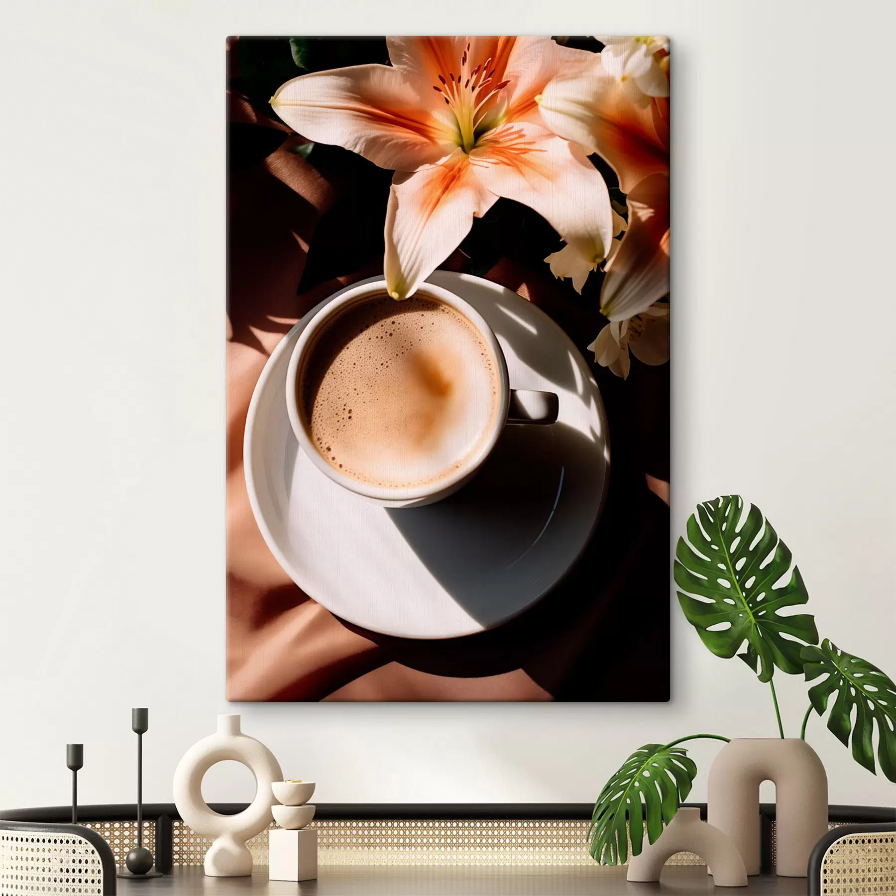 Fototapete Eine Tasse Kaffee mit Schaum auf einem weißen Teller, einige Blumen im Hintergrund, mit Sonnenlicht s45569