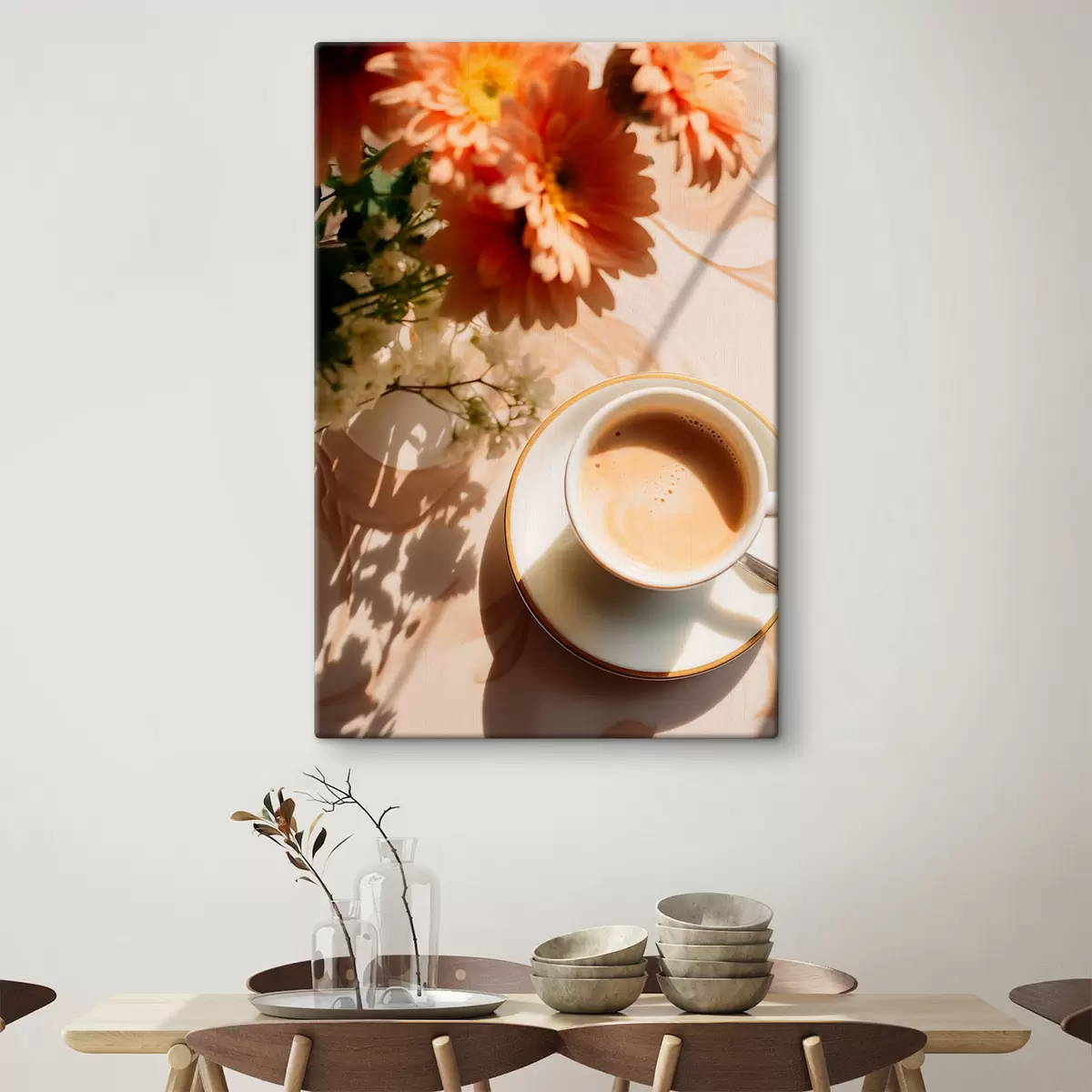 Fototapete Eine Tasse Kaffee mit Schaum auf einem weißen Teller, einige Blumen im Hintergrund, mit Sonnenlicht s45570