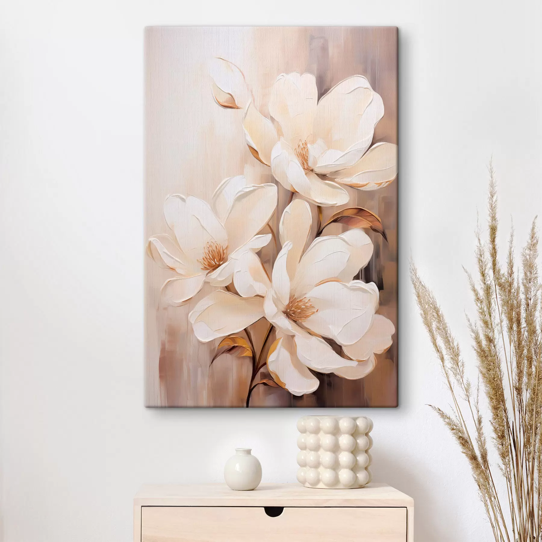 Fototapete Weiße Magnolienblüten vor einem weichen, verschwommenen Hintergrund aus Beige- und Brauntönen, elegante Blumenkomposition s45571