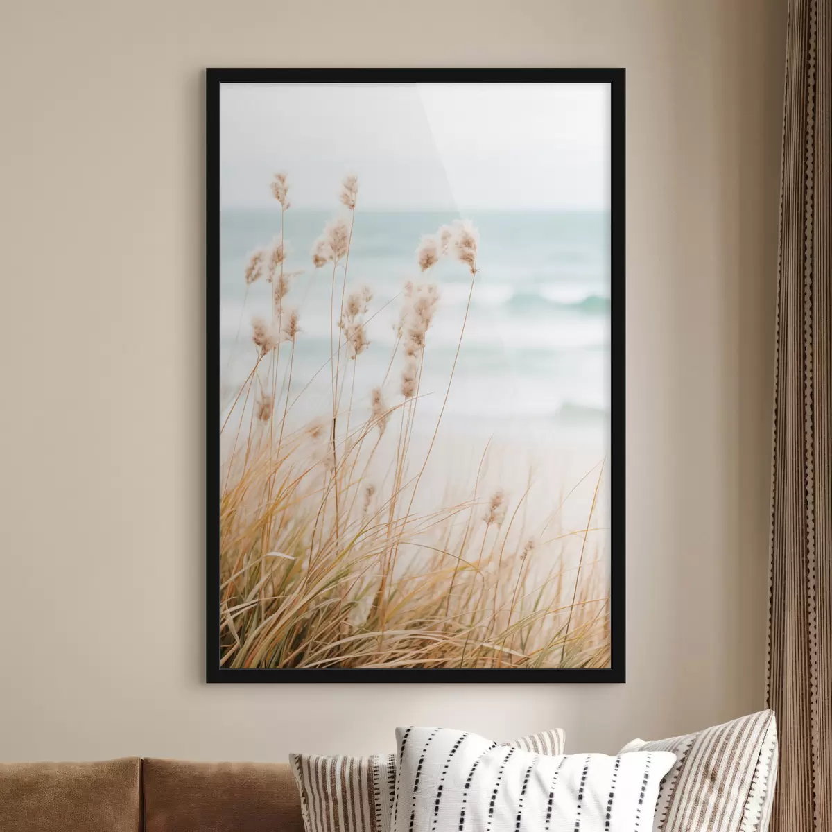 Poster Hohes Gras mit flauschigen Samenköpfen, Sandstrand und Meereswellen im Hintergrund, weiche und gedämpfte Farbpalette f45561