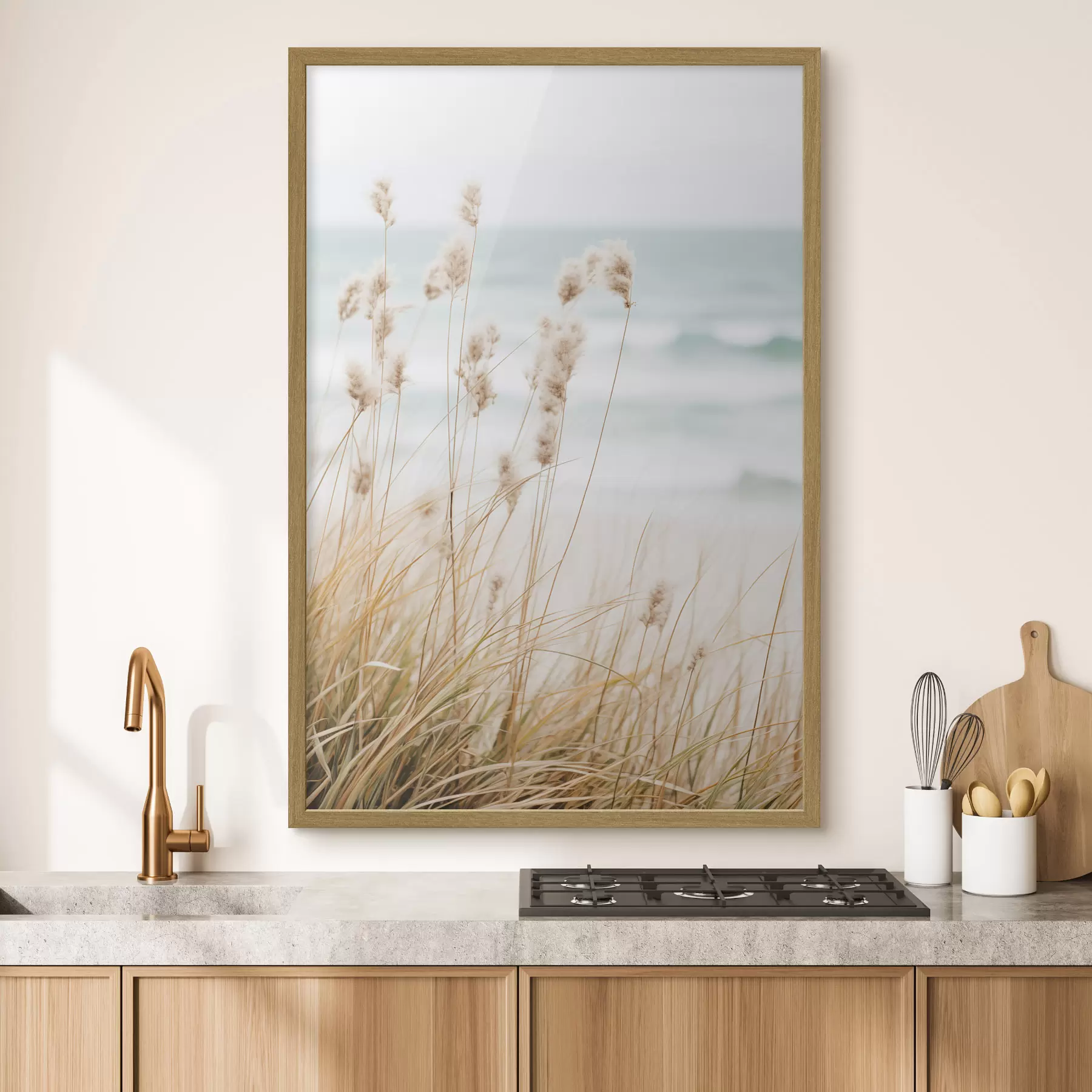 Fototapete Hohes Gras mit flauschigen Samenköpfen, Sandstrand und Meereswellen im Hintergrund, weiche und gedämpfte Farbpalette f45561