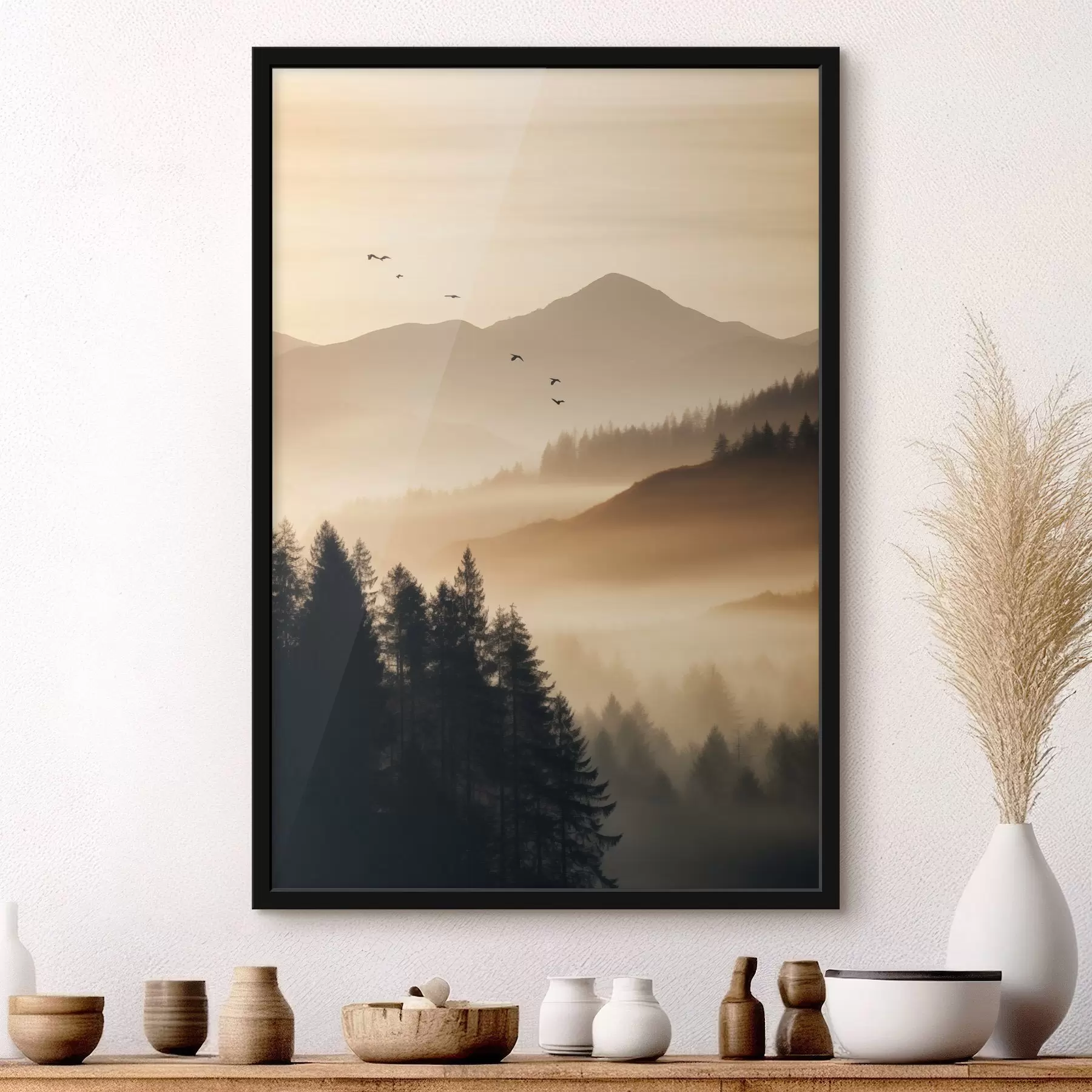 Fototapete Eine Berglandschaft mit einem Wald und Vögeln fliegen in den Himmel, alle in einer dicken Schicht von Nebel während des Sonnenaufgangs bedeckt f45563