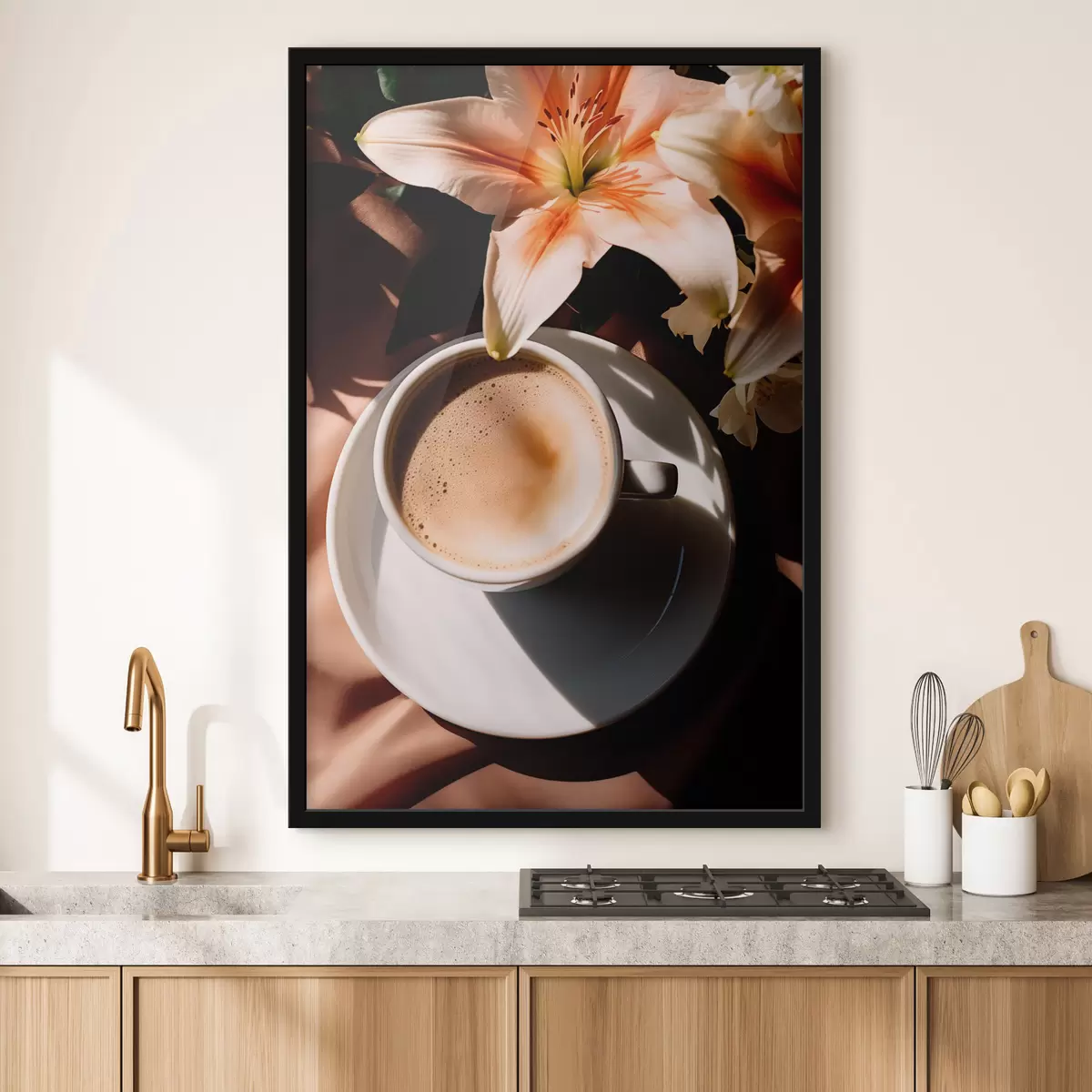 Poster Eine Tasse Kaffee mit Schaum auf einem weißen Teller, einige Blumen im Hintergrund, mit Sonnenlicht f45569