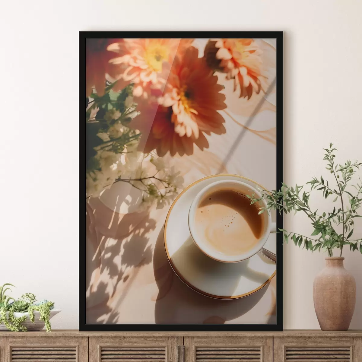 Poster Eine Tasse Kaffee mit Schaum auf einem weißen Teller, einige Blumen im Hintergrund, mit Sonnenlicht f45570
