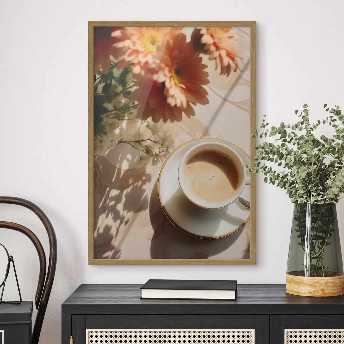 Poster Eine Tasse Kaffee mit Schaum auf einem weißen Teller, einige Blumen im Hintergrund, mit Sonnenlicht f45570