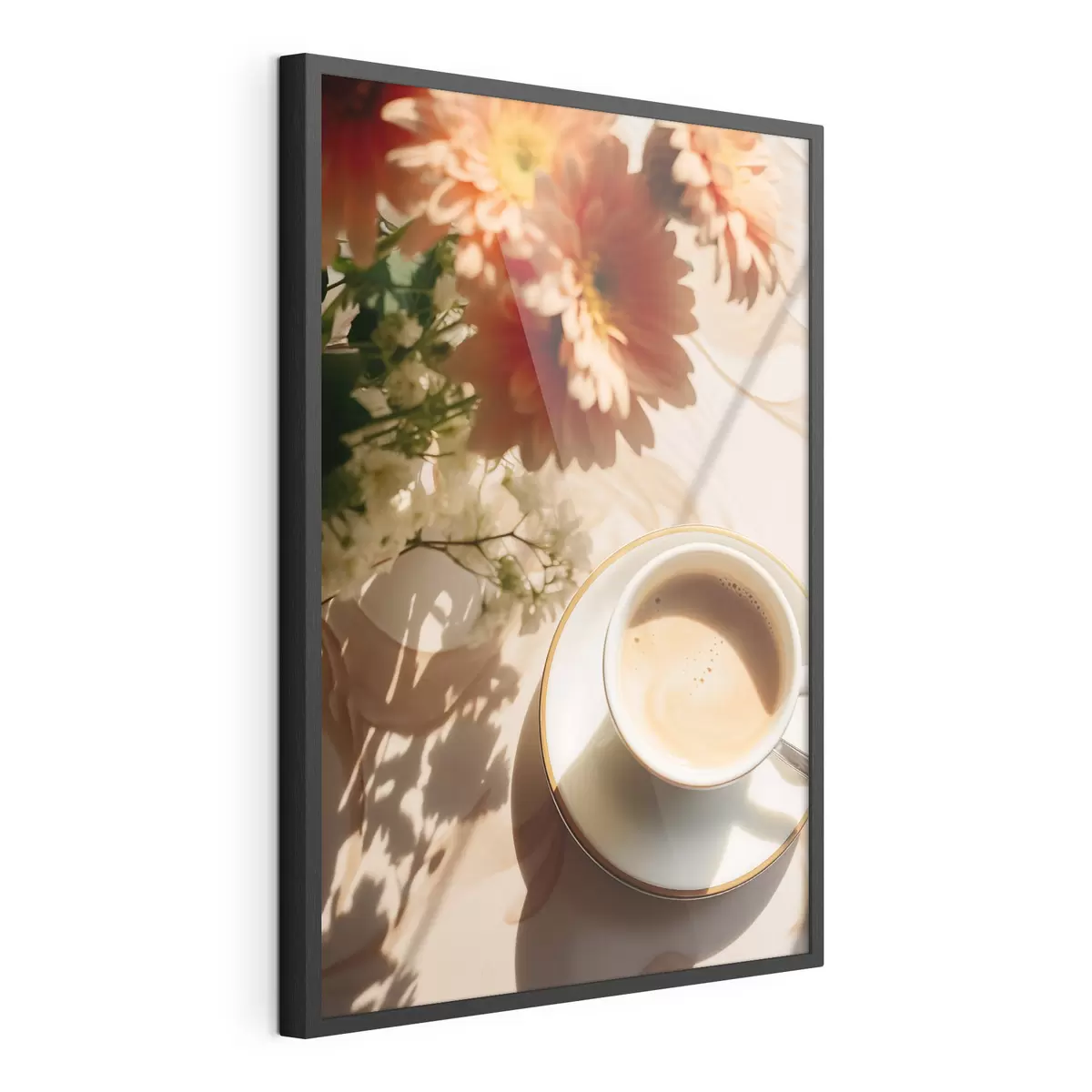 Poster Eine Tasse Kaffee mit Schaum auf einem weißen Teller, einige Blumen im Hintergrund, mit Sonnenlicht f45570