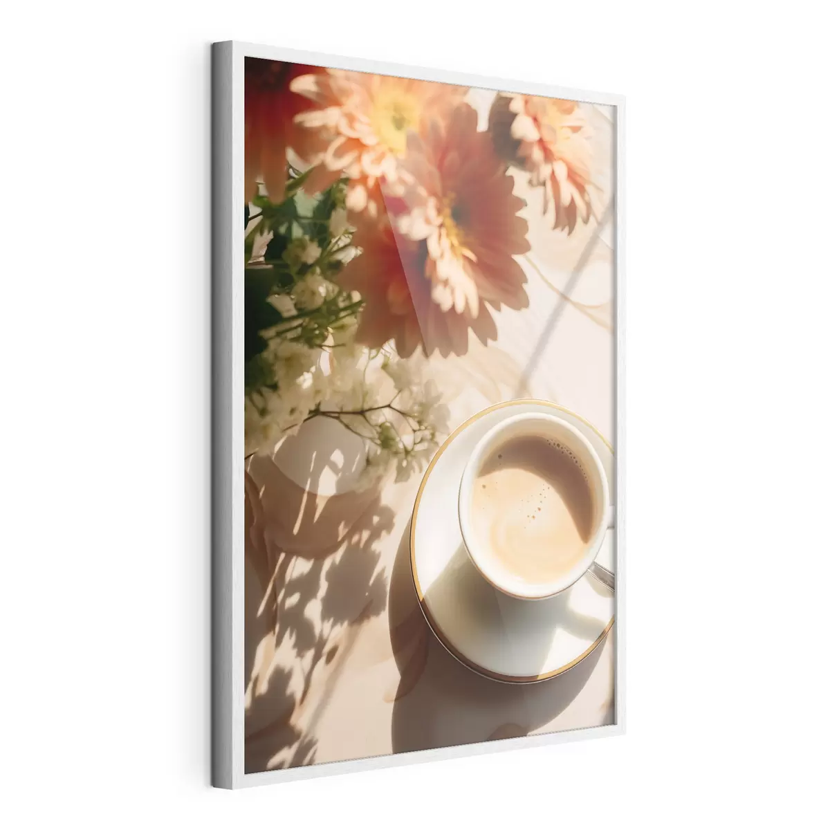 Poster Eine Tasse Kaffee mit Schaum auf einem weißen Teller, einige Blumen im Hintergrund, mit Sonnenlicht f45570