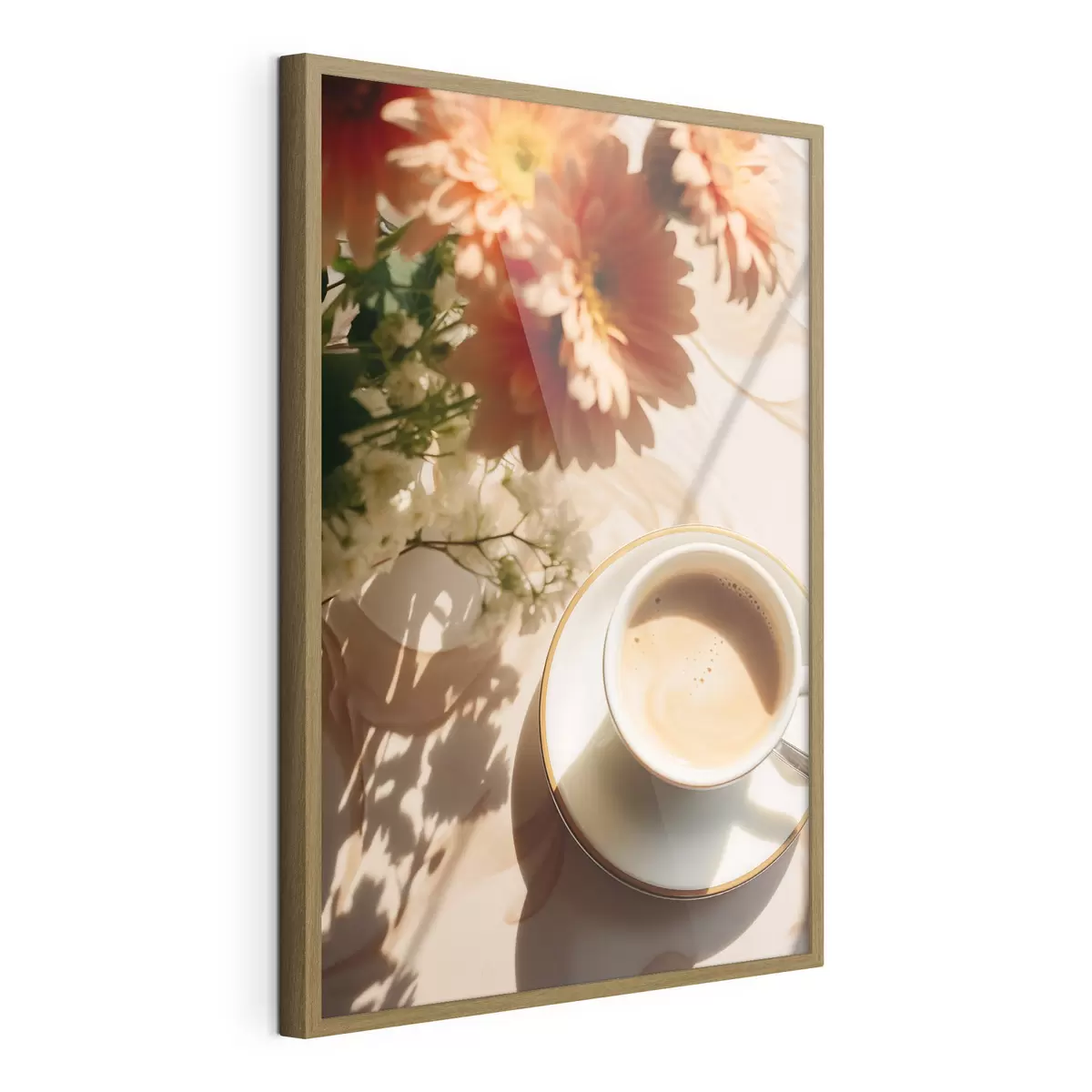Poster Eine Tasse Kaffee mit Schaum auf einem weißen Teller, einige Blumen im Hintergrund, mit Sonnenlicht f45570
