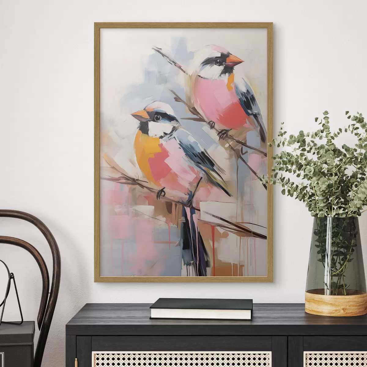 Poster Bunte Vögel auf einem Zweig vor einem weichen pastellfarbenen Hintergrund f45578