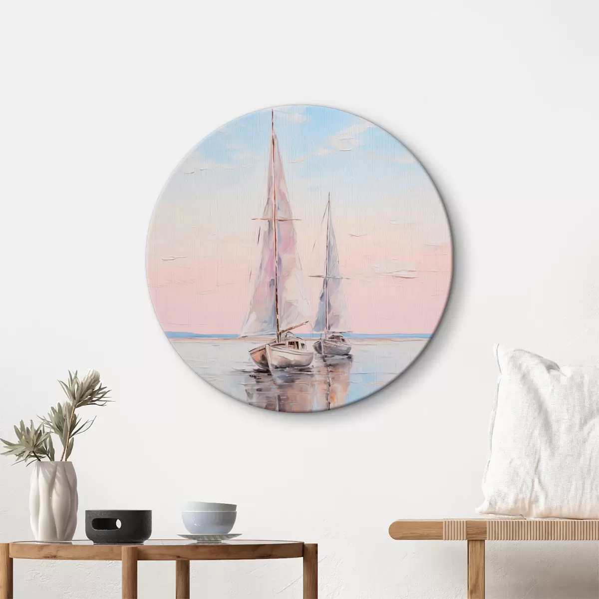 Runde Wandbilder Segelboote mit rosafarbenen Segeln, die auf einer ruhigen See treiben, Spiegelungen der Boote im Wasser, sanfte Pastellfarben r45558