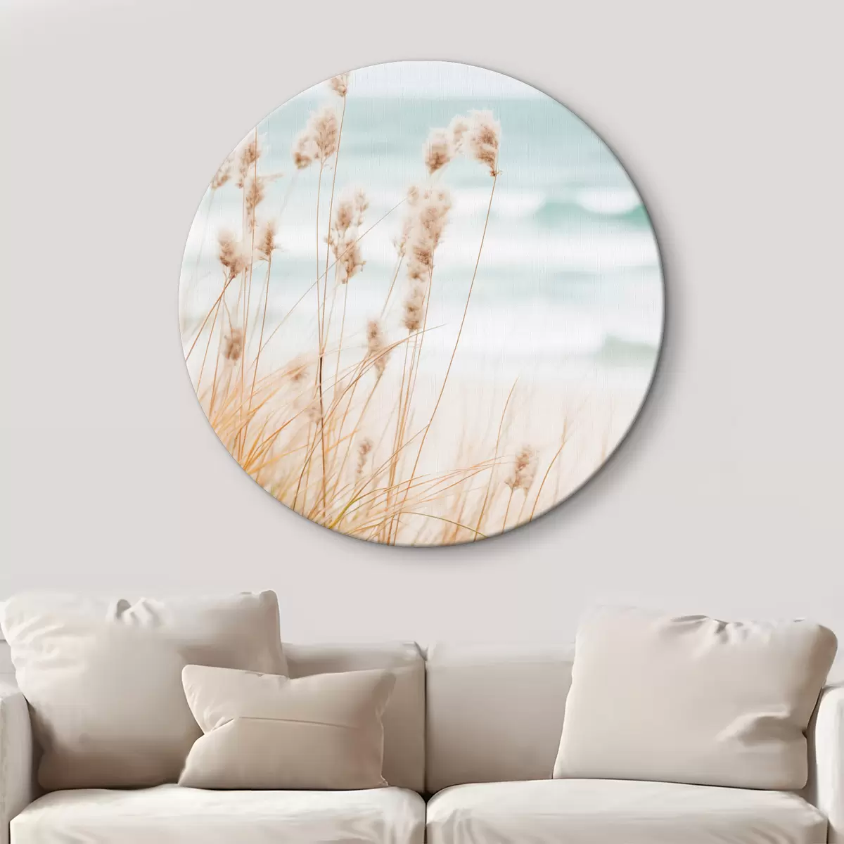 Runde Wandbilder Hohes Gras mit flauschigen Samenköpfen, Sandstrand und Meereswellen im Hintergrund, weiche und gedämpfte Farbpalette r45561