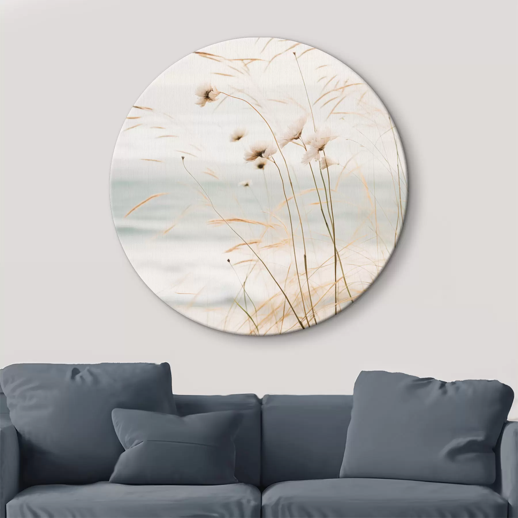 Fototapete Etwas Baumwollgras und anderes trockenes Gras vor einem verschwommenen Meer, weiche und gedämpfte Farbpalette r45562