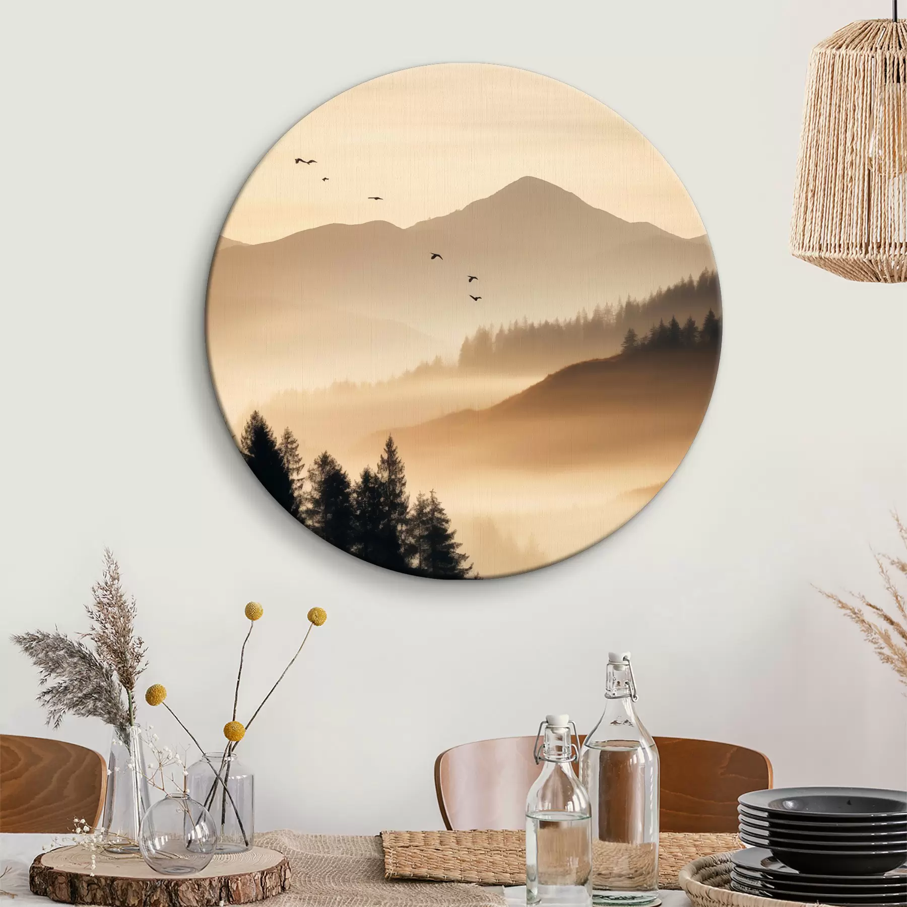 Fototapete Eine Berglandschaft mit einem Wald und Vögeln fliegen in den Himmel, alle in einer dicken Schicht von Nebel während des Sonnenaufgangs bedeckt r45563