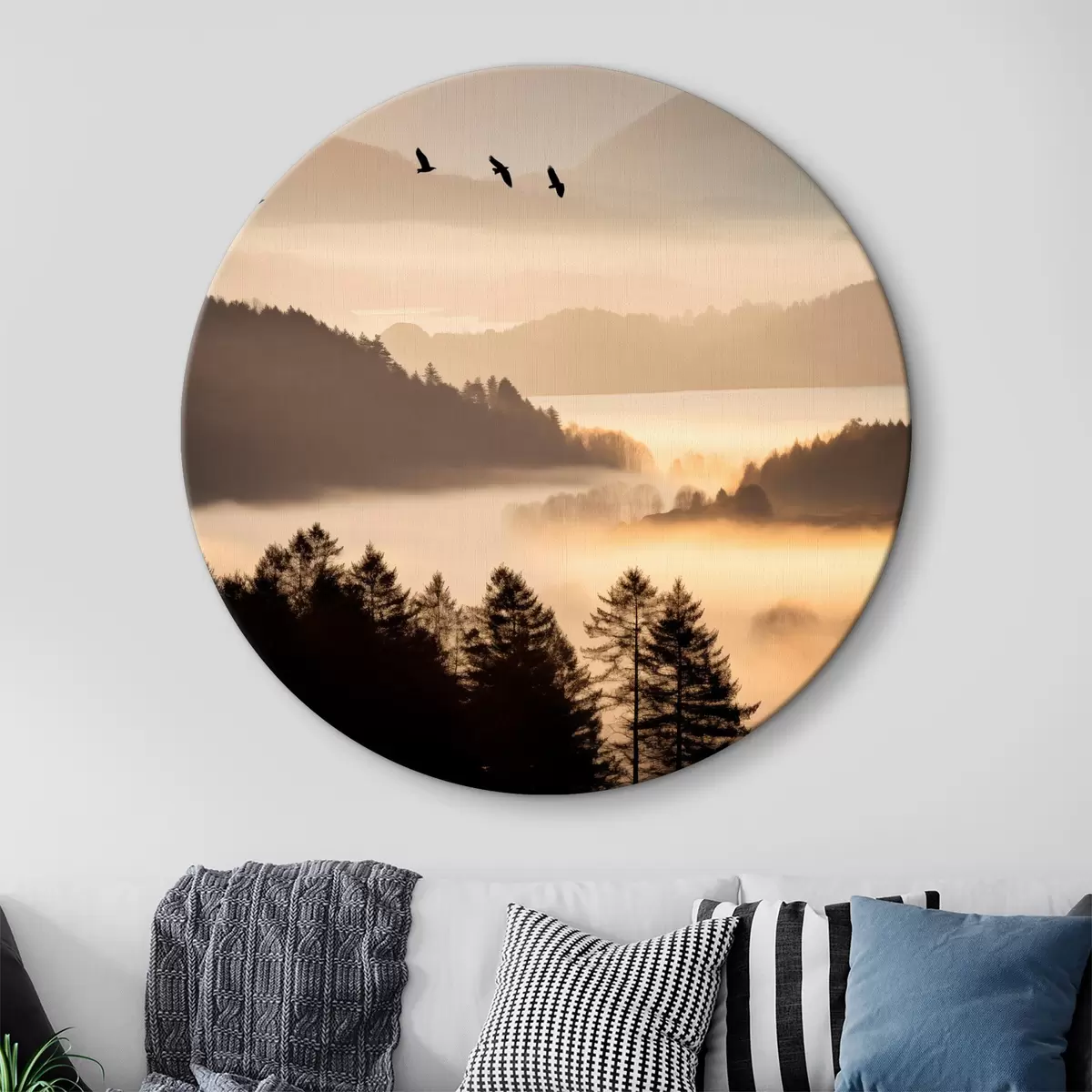 Runde Wandbilder Eine Berglandschaft mit einem Wald und Vögeln fliegen in den Himmel, alle in einer dicken Schicht von Nebel während des Sonnenaufgangs bedeckt r45564