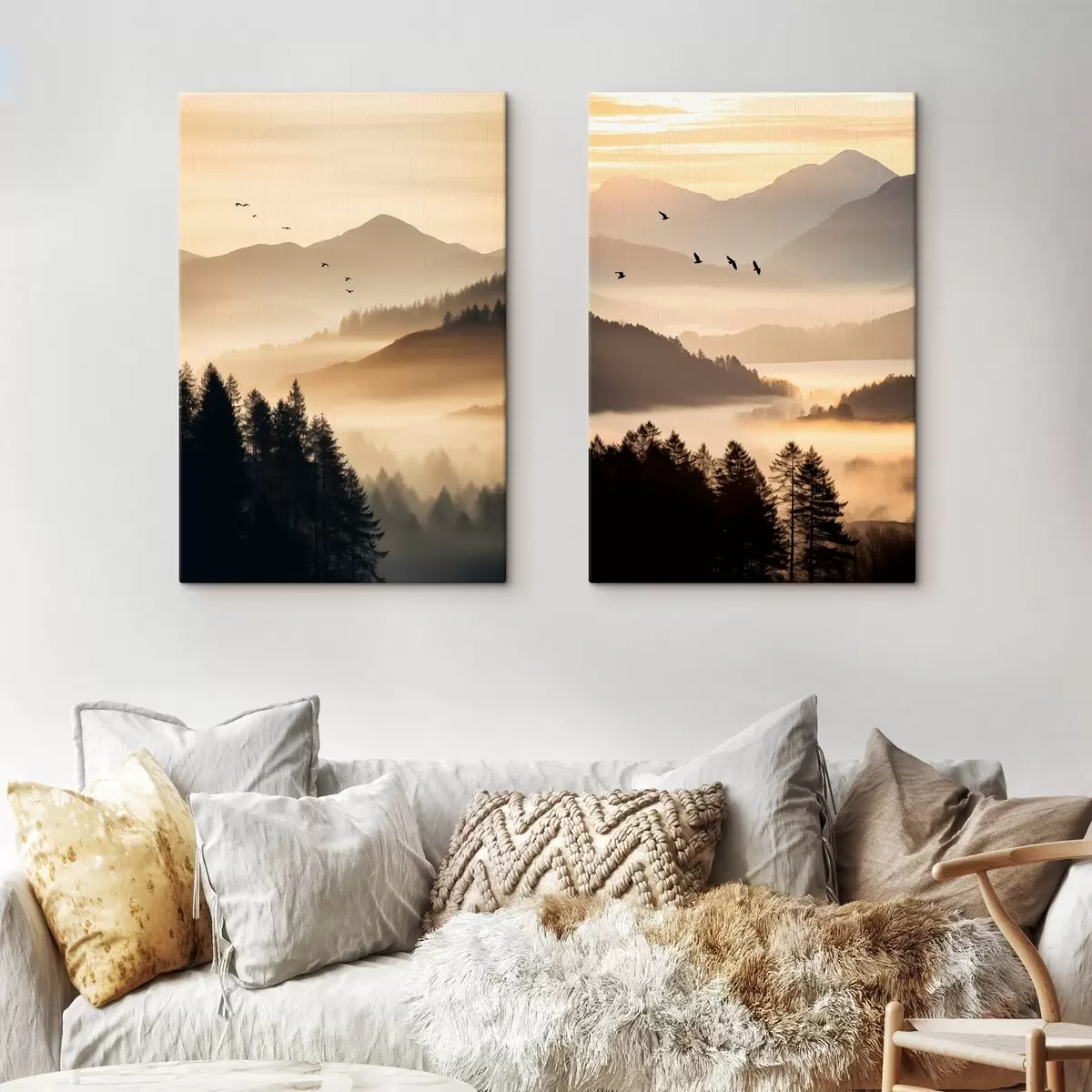 Fototapete Eine Berglandschaft mit einem Wald und Vögeln fliegen in den Himmel, alle in einer dicken Schicht von Nebel während des Sonnenaufgangs bedeckt m00651